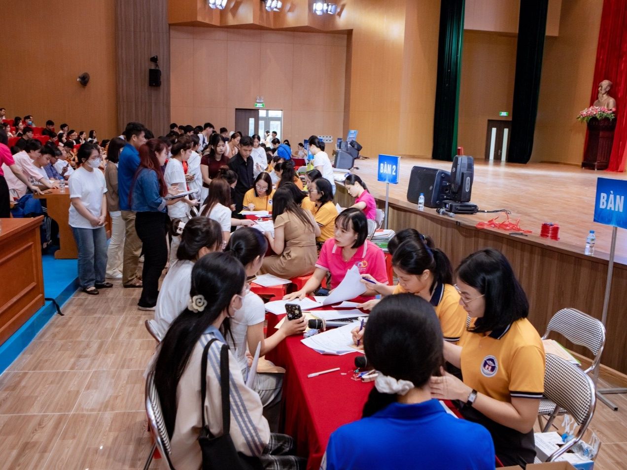 Trường Đại học Hoa Lư đón gần 1.200 tân sinh viên trong hai ngày nhập học năm học 2026-2027