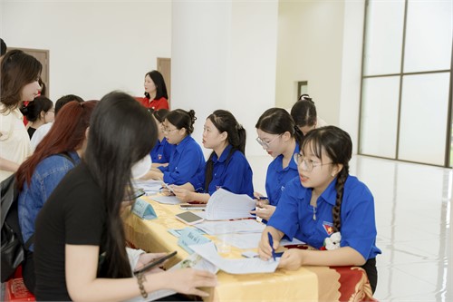 TUỔI TRẺ TRƯỜNG ĐẠI HỌC HOA LƯ – TIẾP TỤC ĐỒNG HÀNH CÙNG TÂN SINH VIÊN KHÓA 19