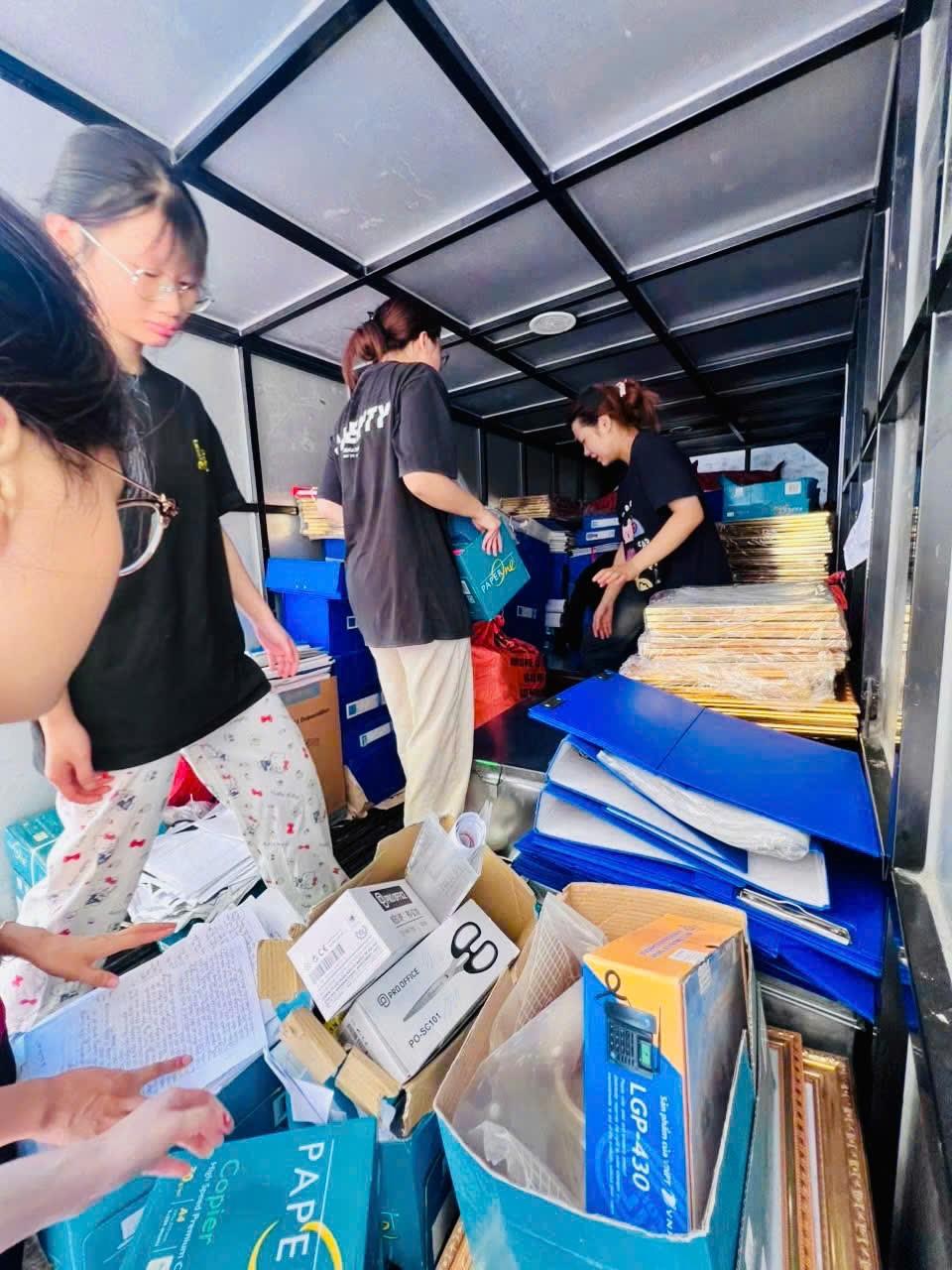 Tuổi trẻ đoàn viên thanh niên Nhà trường phát huy tinh thần xung kích, tình nguyện hỗ trợ chuyển hoạt động về cơ sở mới