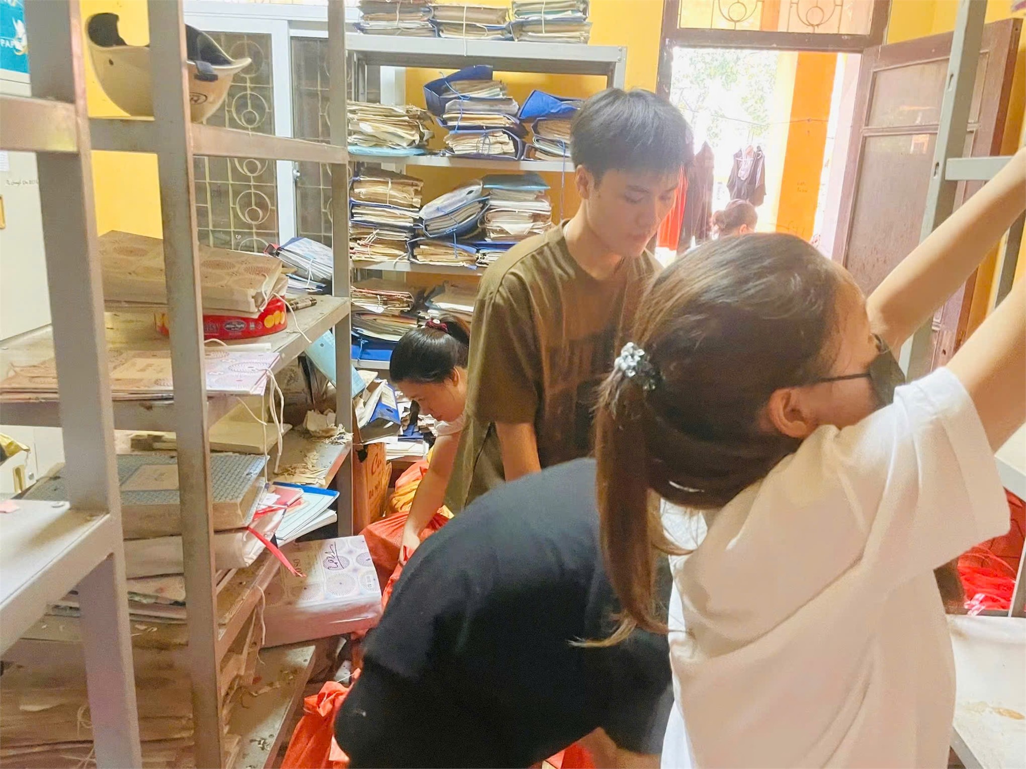 Tuổi trẻ đoàn viên thanh niên Nhà trường phát huy tinh thần xung kích, tình nguyện hỗ trợ chuyển hoạt động về cơ sở mới