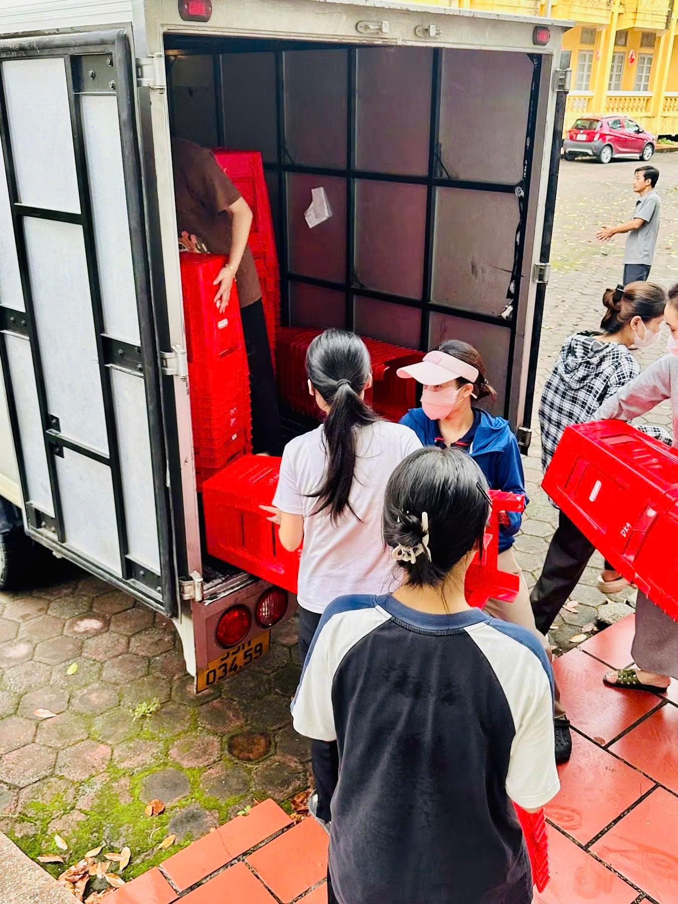 Tuổi trẻ đoàn viên thanh niên Nhà trường phát huy tinh thần xung kích, tình nguyện hỗ trợ chuyển hoạt động về cơ sở mới