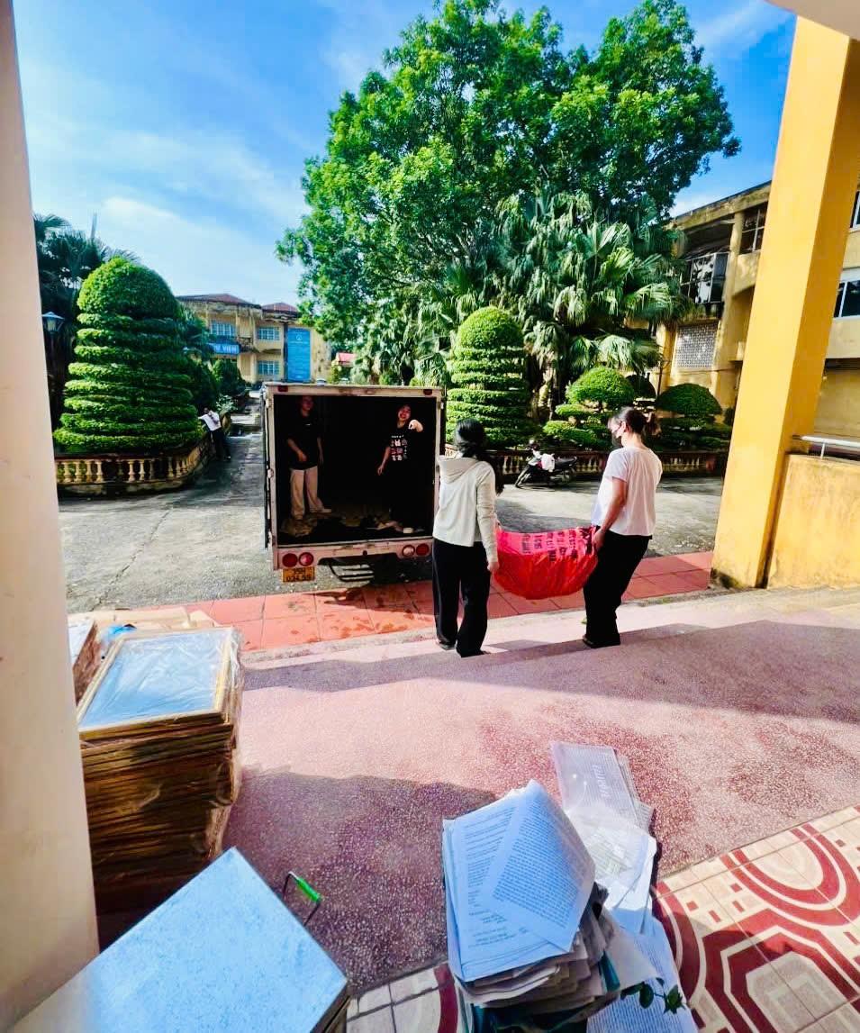 Tuổi trẻ đoàn viên thanh niên Nhà trường phát huy tinh thần xung kích, tình nguyện hỗ trợ chuyển hoạt động về cơ sở mới