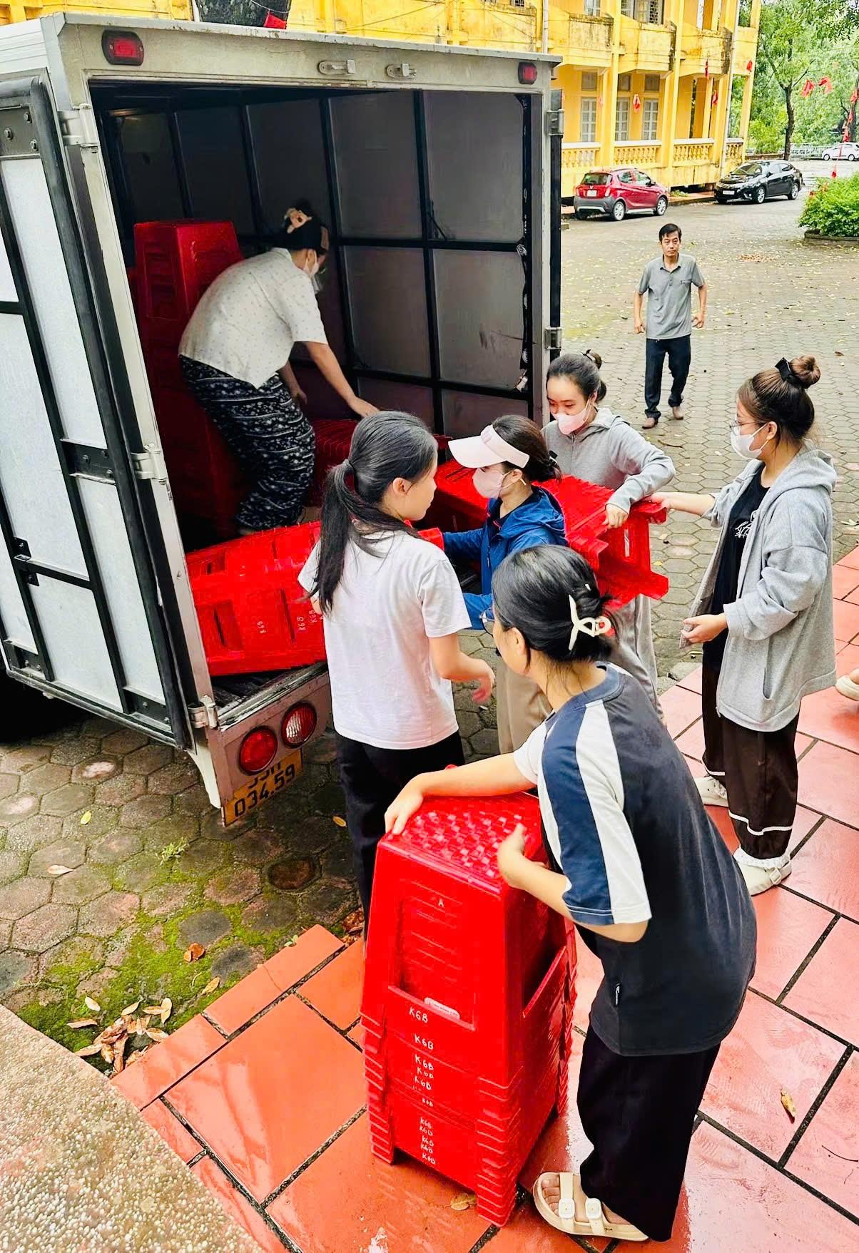 Tuổi trẻ đoàn viên thanh niên Nhà trường phát huy tinh thần xung kích, tình nguyện hỗ trợ chuyển hoạt động về cơ sở mới