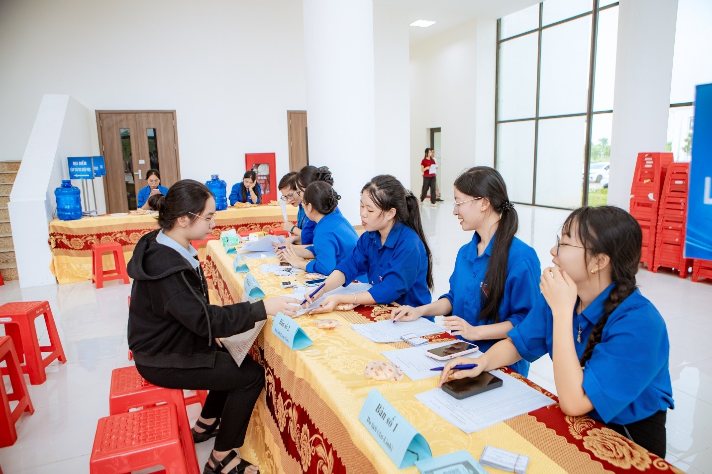 Tuổi trẻ Trường Đại học Hoa Lư nhiệt tình hỗ trợ tân sinh viên D19 trong những ngày đầu nhập học