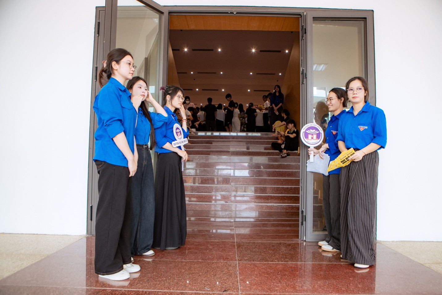 Tuổi trẻ Trường Đại học Hoa Lư nhiệt tình hỗ trợ tân sinh viên D19 trong những ngày đầu nhập học