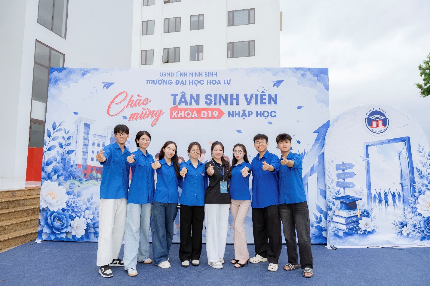 Tuổi trẻ Trường Đại học Hoa Lư nhiệt tình hỗ trợ tân sinh viên D19 trong những ngày đầu nhập học