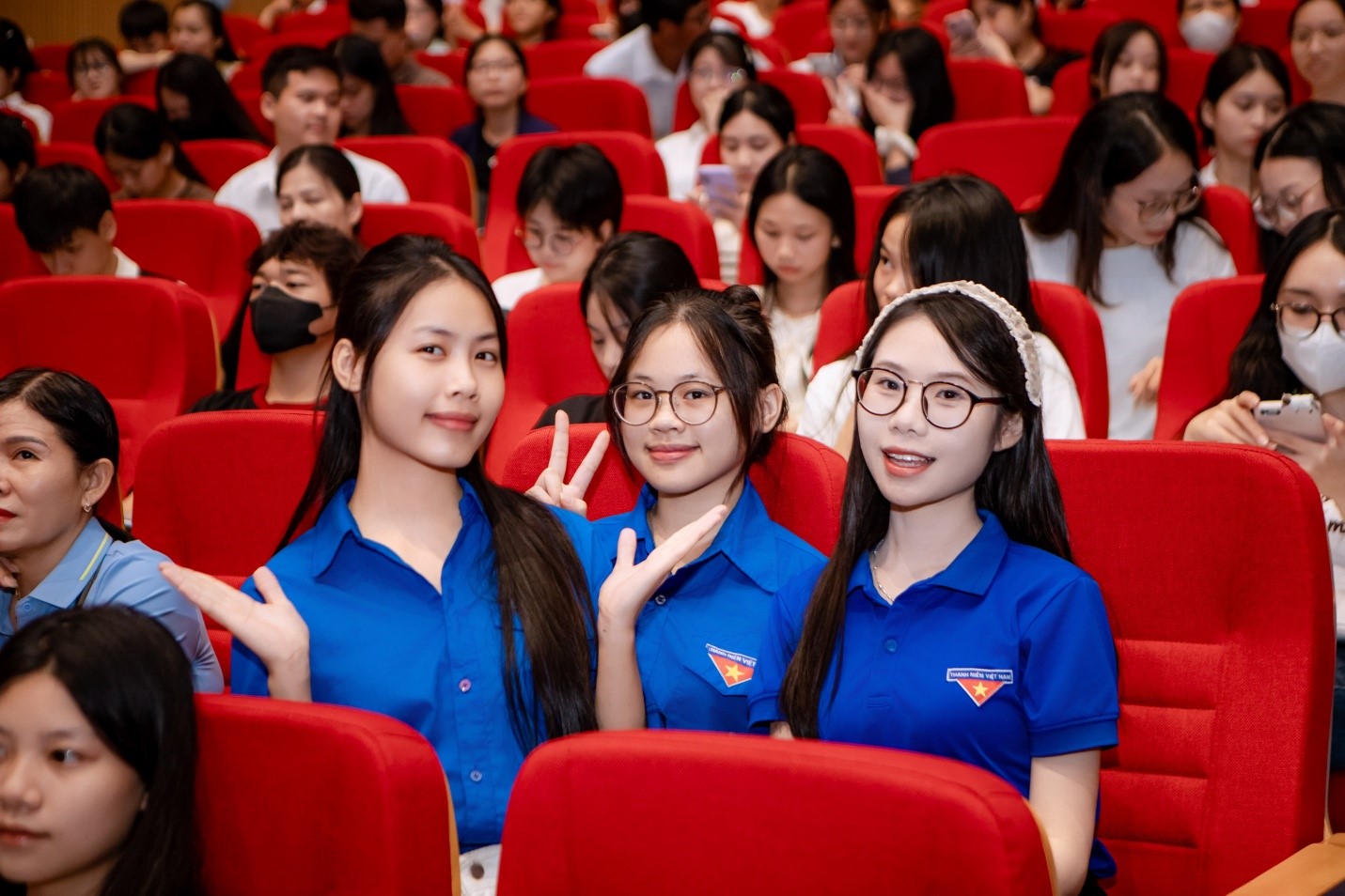 Tuổi trẻ Trường Đại học Hoa Lư nhiệt tình hỗ trợ tân sinh viên D19 trong những ngày đầu nhập học
