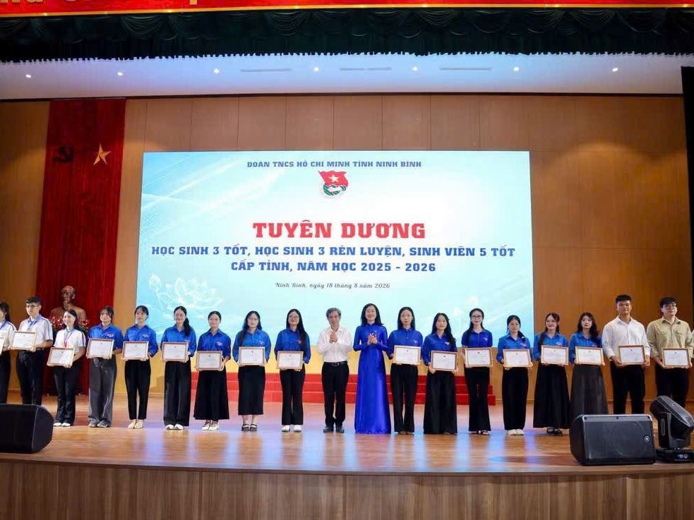 Sinh viên Trường Đại học Hoa Lư được tuyên dương danh hiệu “Sinh viên 5 tốt” cấp tỉnh năm học 2025 – 2026
