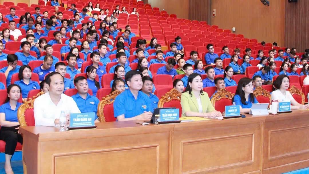 Sinh viên Trường Đại học Hoa Lư được tuyên dương danh hiệu “Sinh viên 5 tốt” cấp tỉnh năm học 2025 – 2026