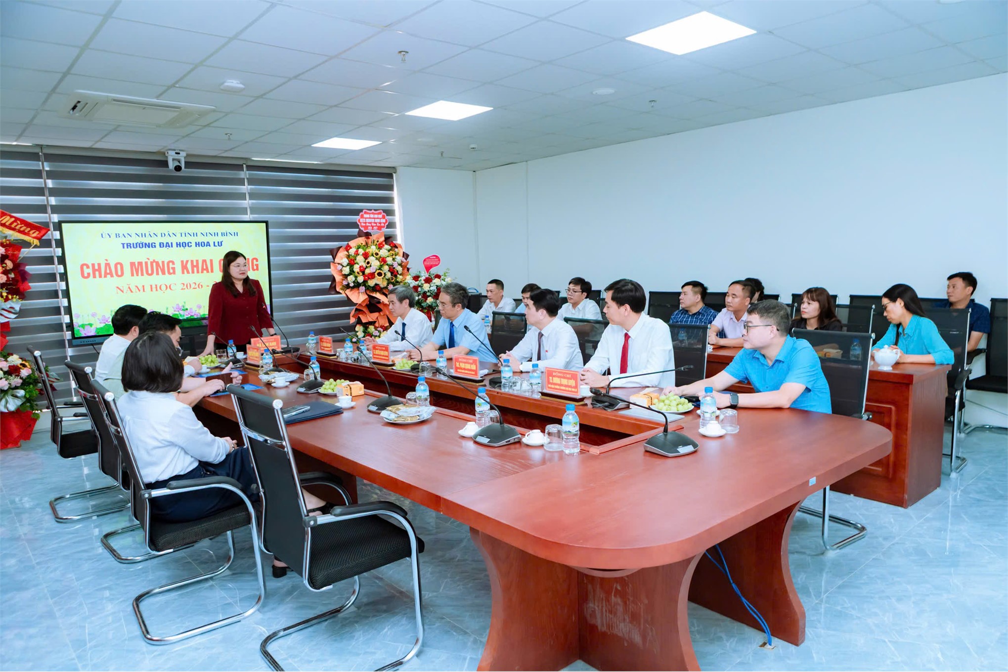 Lãnh đạo UBND tỉnh thăm, làm việc và chúc mừng khai giảng tại Trường Đại học Hoa Lư