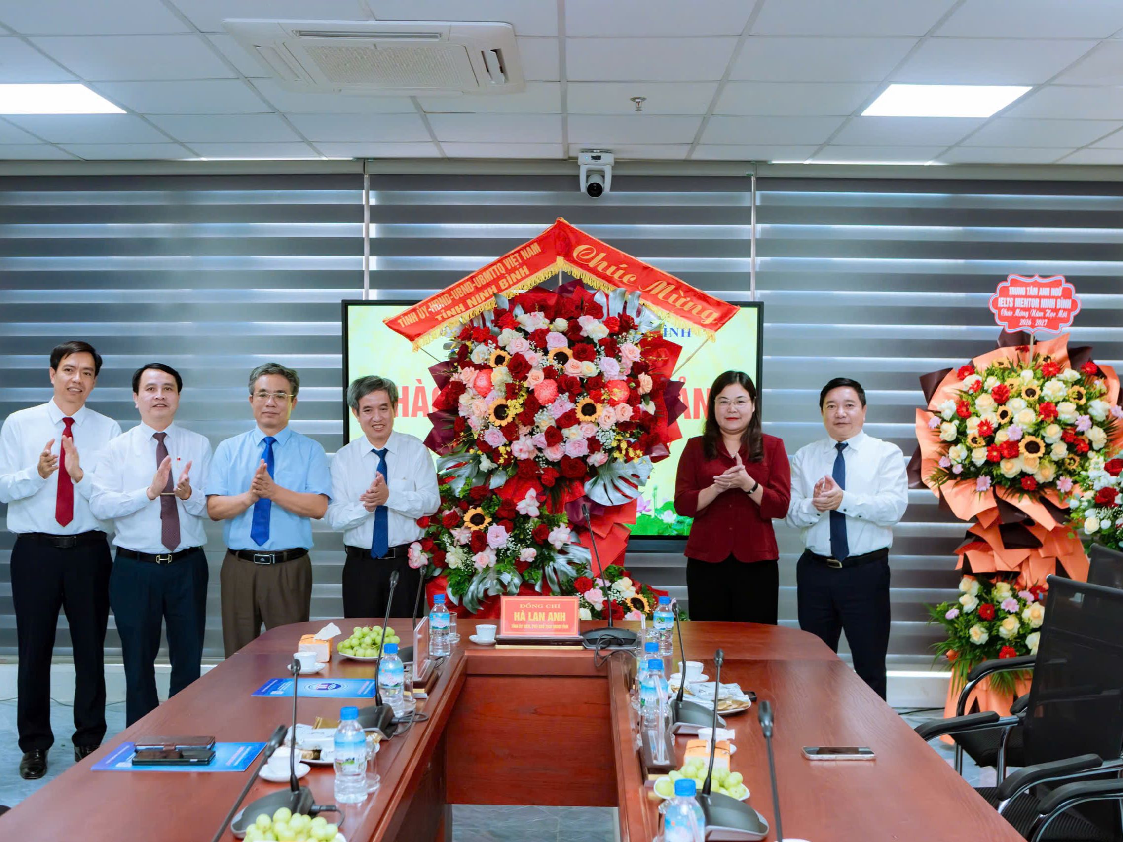 Lãnh đạo UBND tỉnh thăm, làm việc và chúc mừng khai giảng tại Trường Đại học Hoa Lư