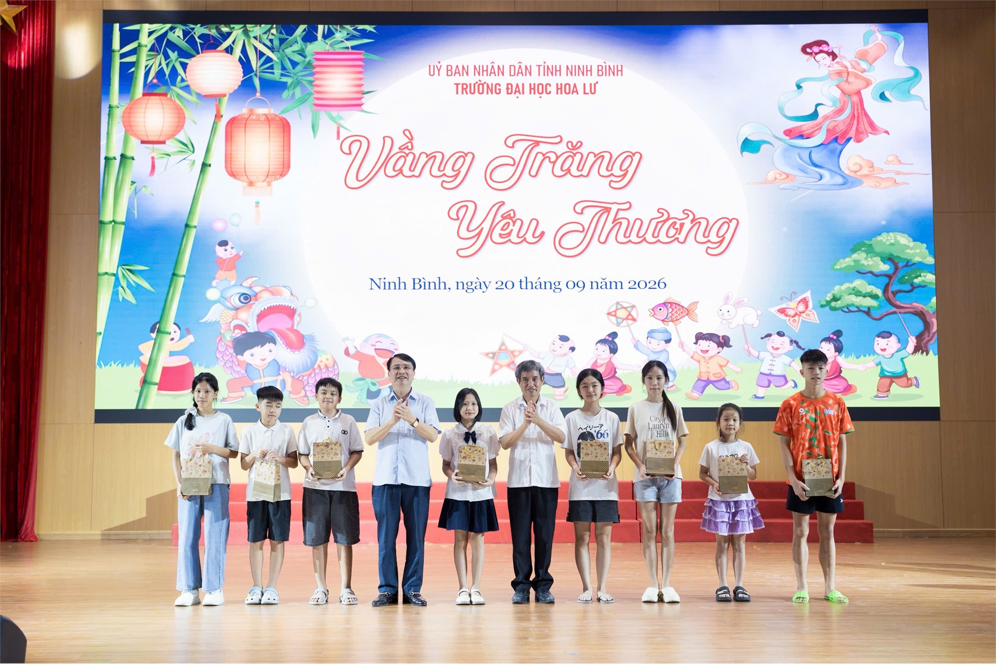 Trường Đại học Hoa Lư tổ chức chương trình “Vầng trăng yêu thương”
