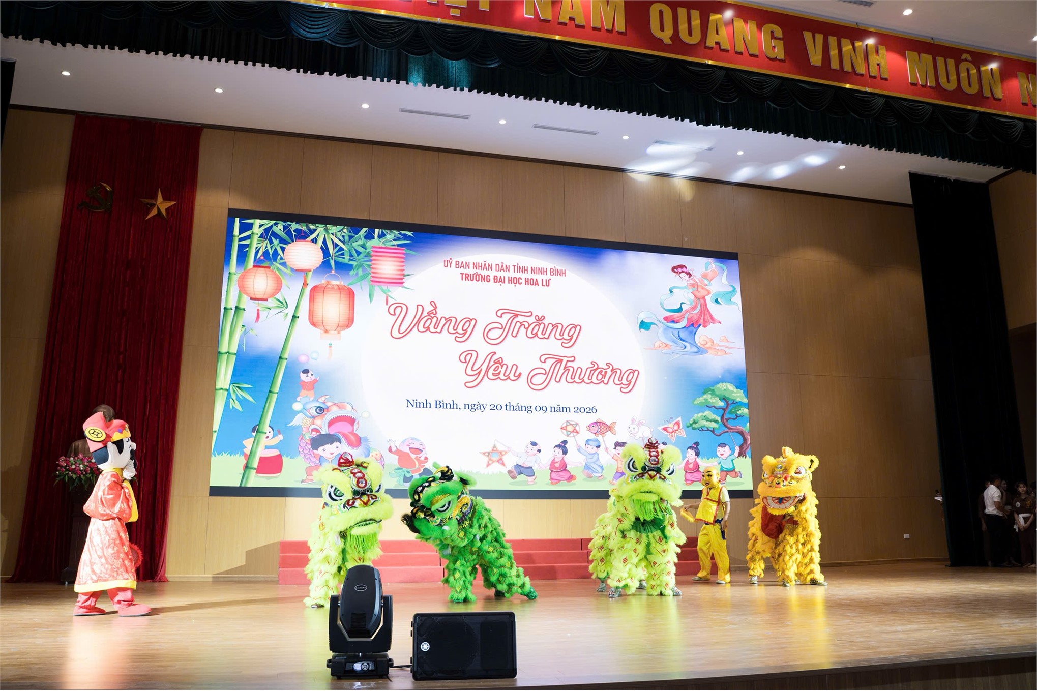 Trường Đại học Hoa Lư tổ chức chương trình “Vầng trăng yêu thương”