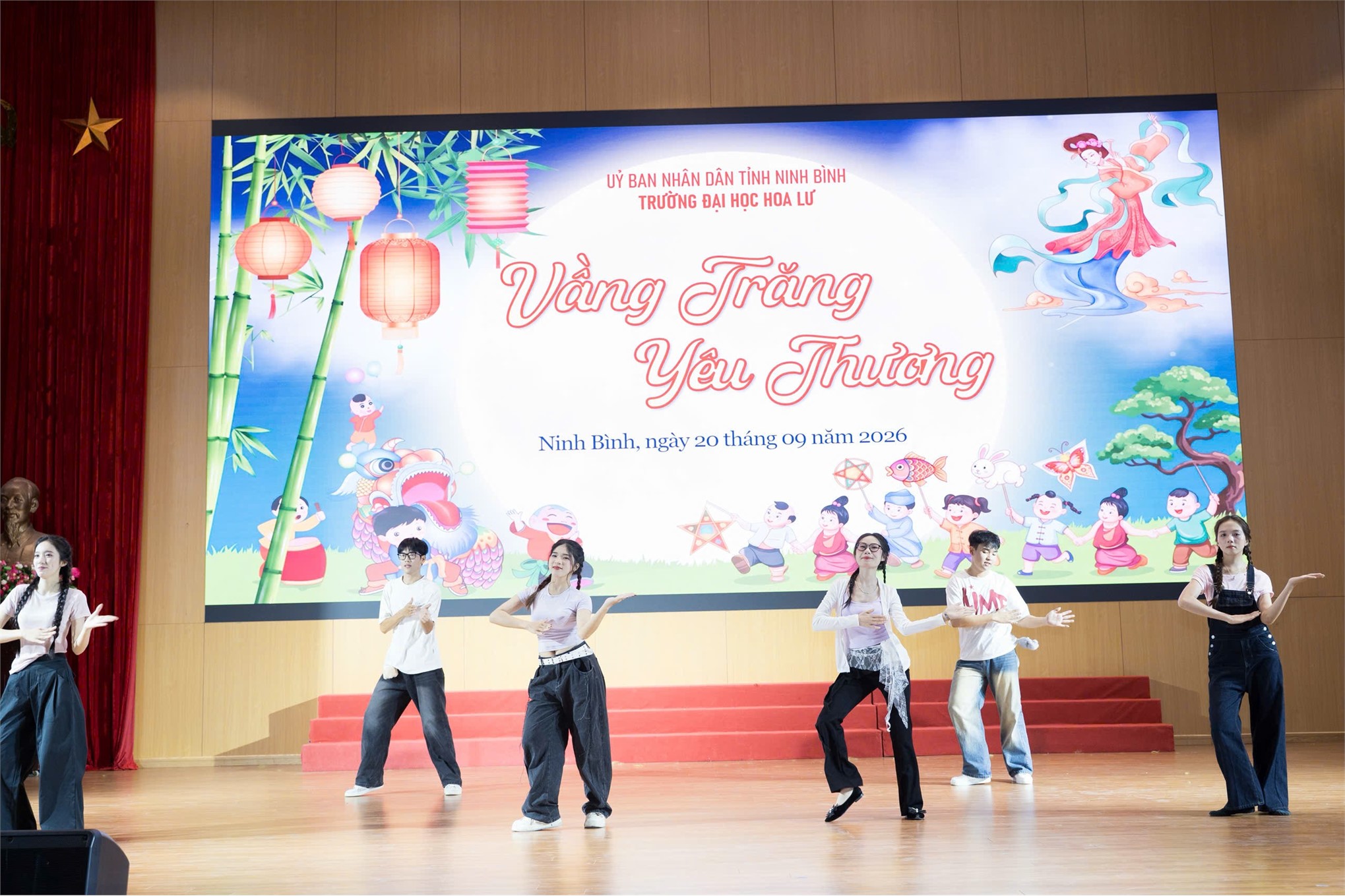 Trường Đại học Hoa Lư tổ chức chương trình “Vầng trăng yêu thương”