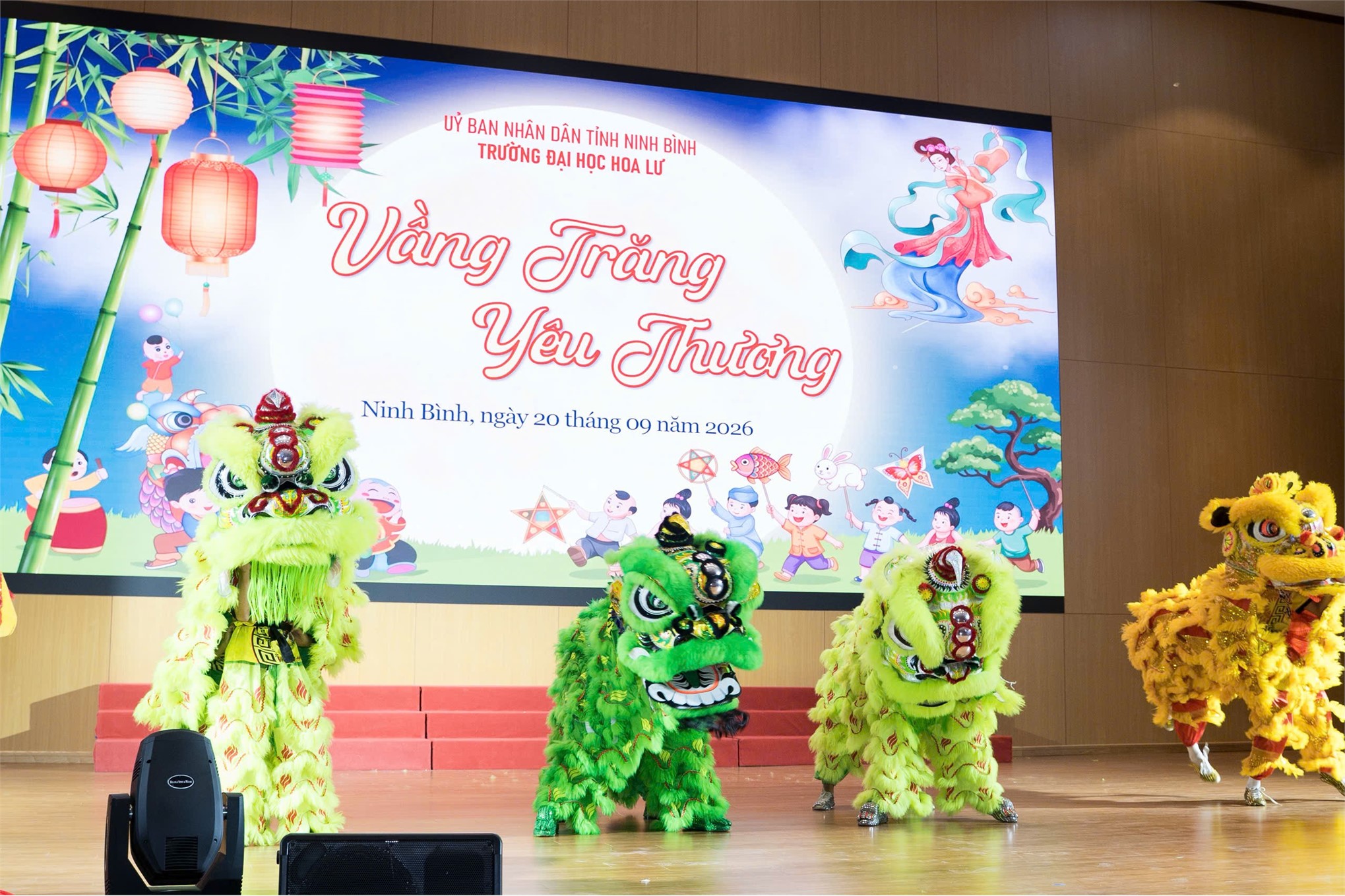 Trường Đại học Hoa Lư tổ chức chương trình “Vầng trăng yêu thương”