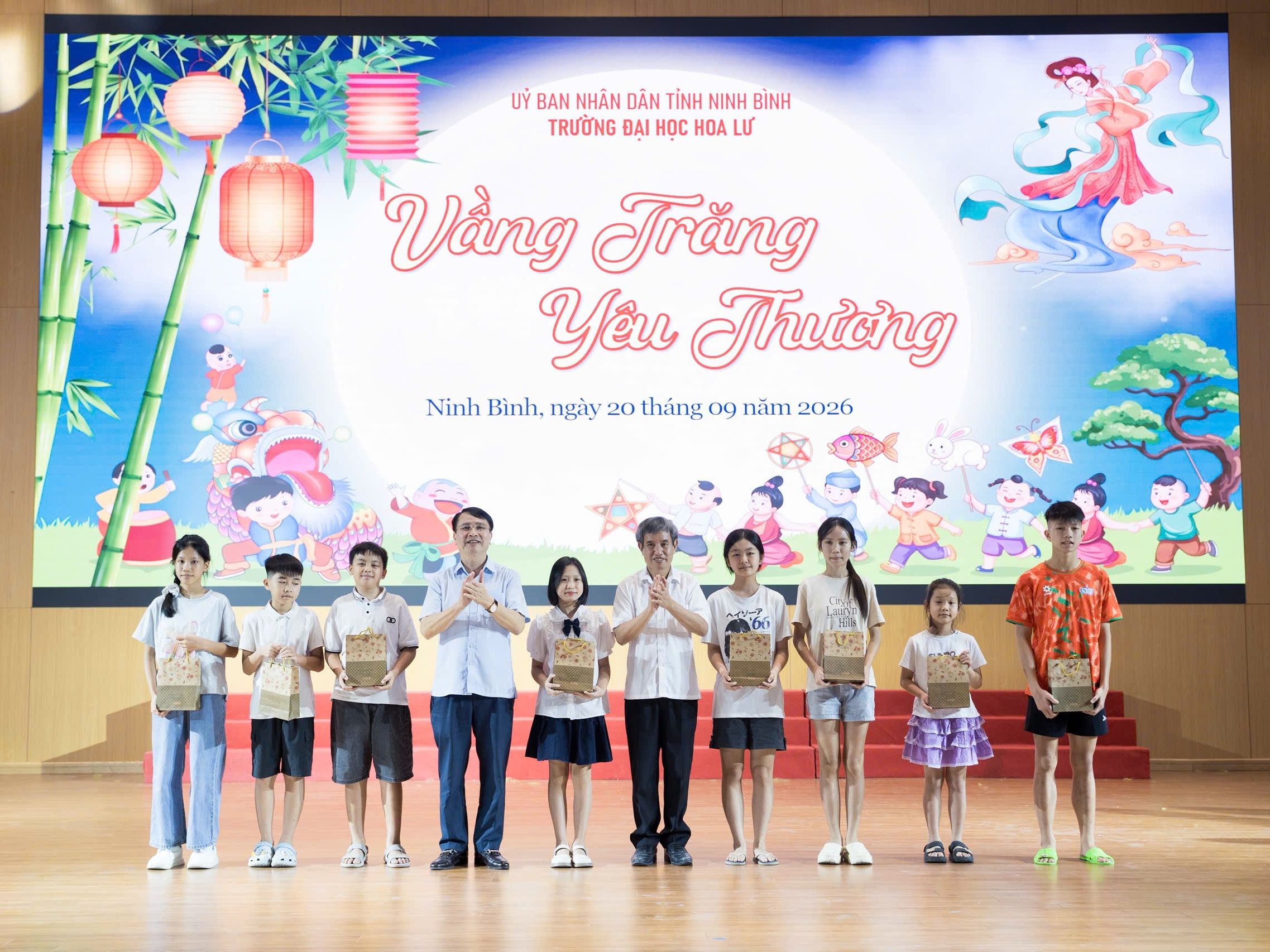 Trường Đại học Hoa Lư tổ chức chương trình “Vầng trăng yêu thương”