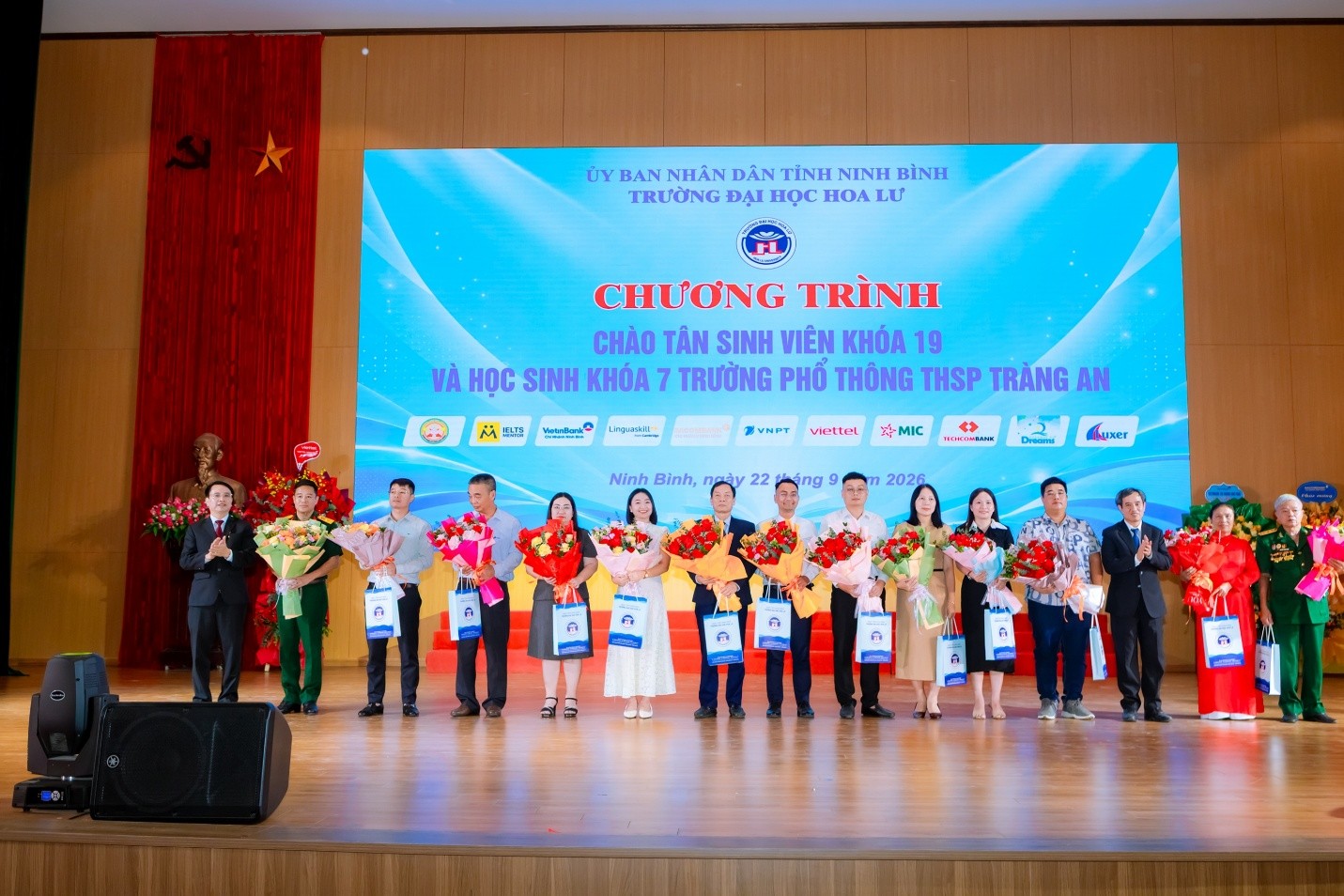 Trường Đại học Hoa Lư tổ chức chương trình chào tân sinh viên khóa 19 và học sinh khóa 7 Trường PTTHSP Tràng An