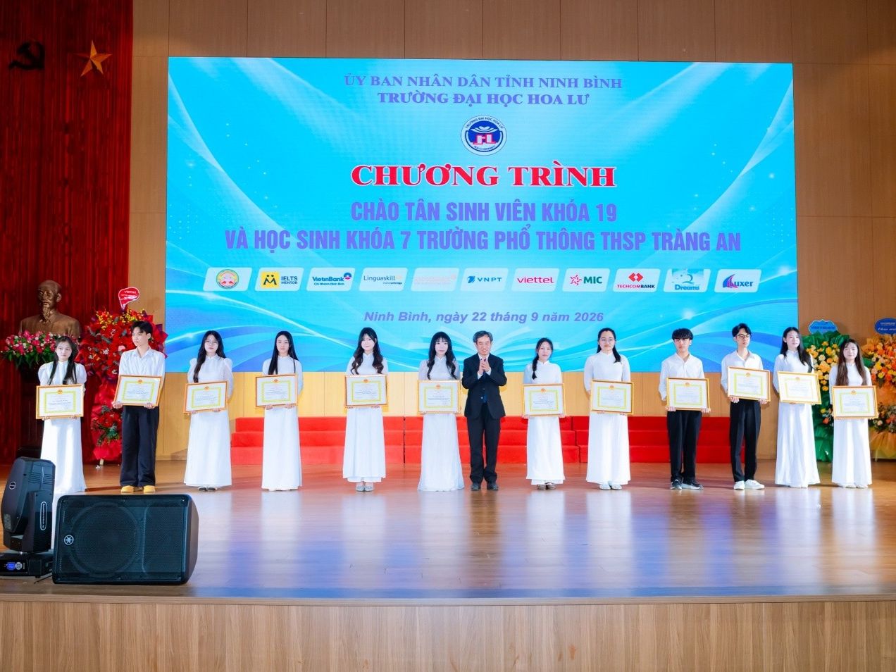 Trường Đại học Hoa Lư tổ chức chương trình chào tân sinh viên khóa 19 và học sinh khóa 7 Trường PTTHSP Tràng An