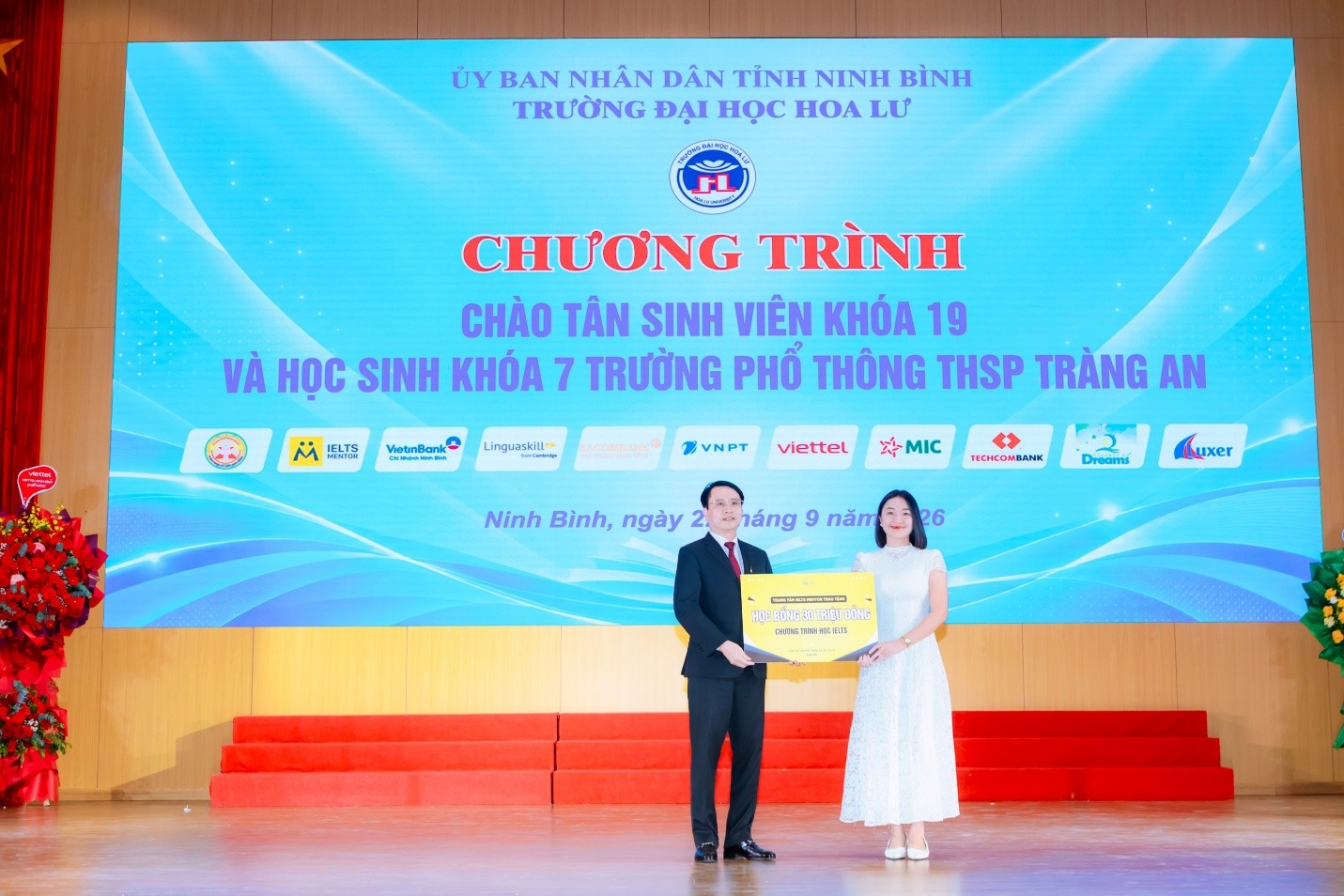 Trường Đại học Hoa Lư tổ chức chương trình chào tân sinh viên khóa 19 và học sinh khóa 7 Trường PTTHSP Tràng An