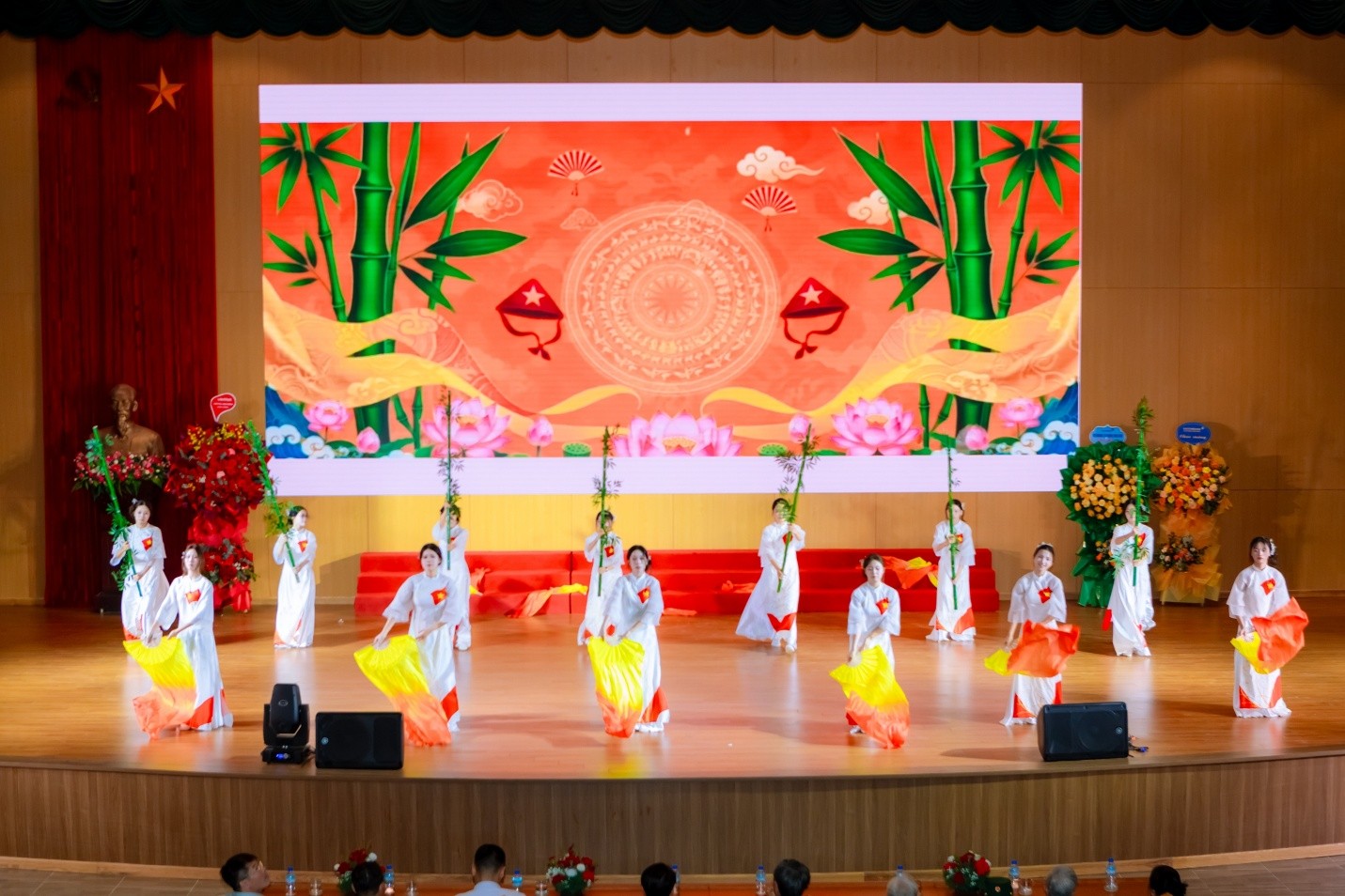 Trường Đại học Hoa Lư tổ chức chương trình chào tân sinh viên khóa 19 và học sinh khóa 7 Trường PTTHSP Tràng An