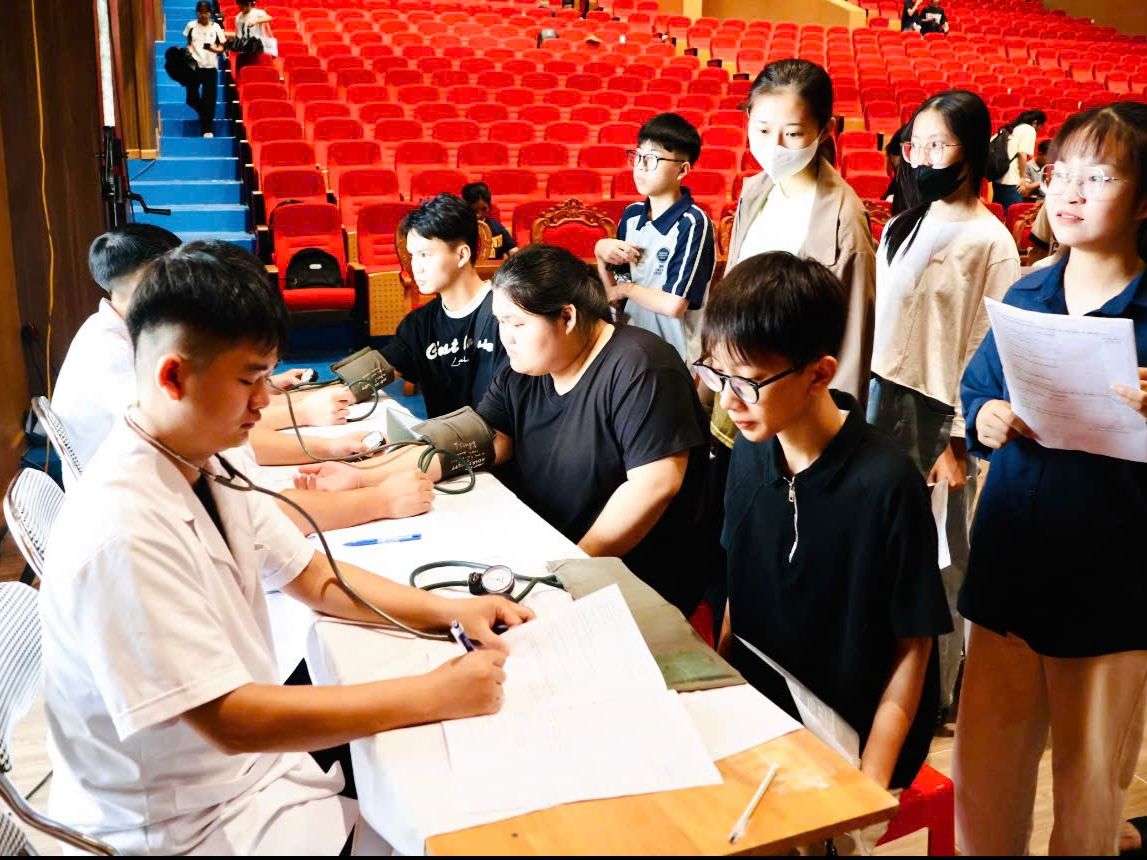 Trường Đại học Hoa Lư tổ chức khám sức khỏe cho tân sinh viên khóa D19