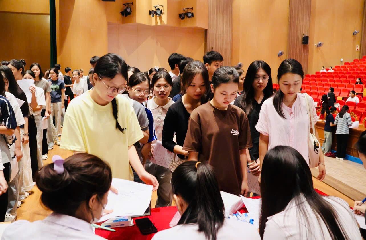 Trường Đại học Hoa Lư tổ chức khám sức khỏe cho tân sinh viên khóa D19