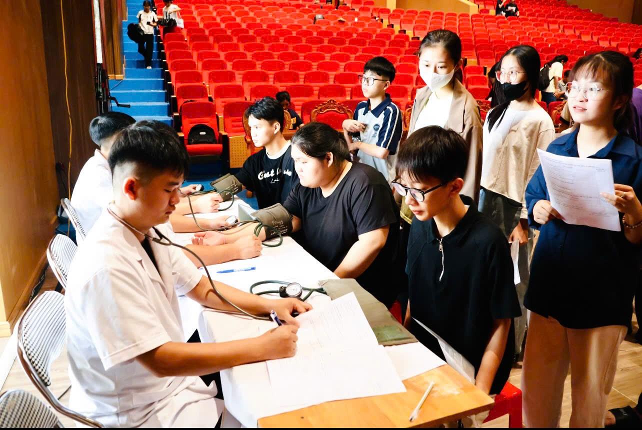 Trường Đại học Hoa Lư tổ chức khám sức khỏe cho tân sinh viên khóa D19