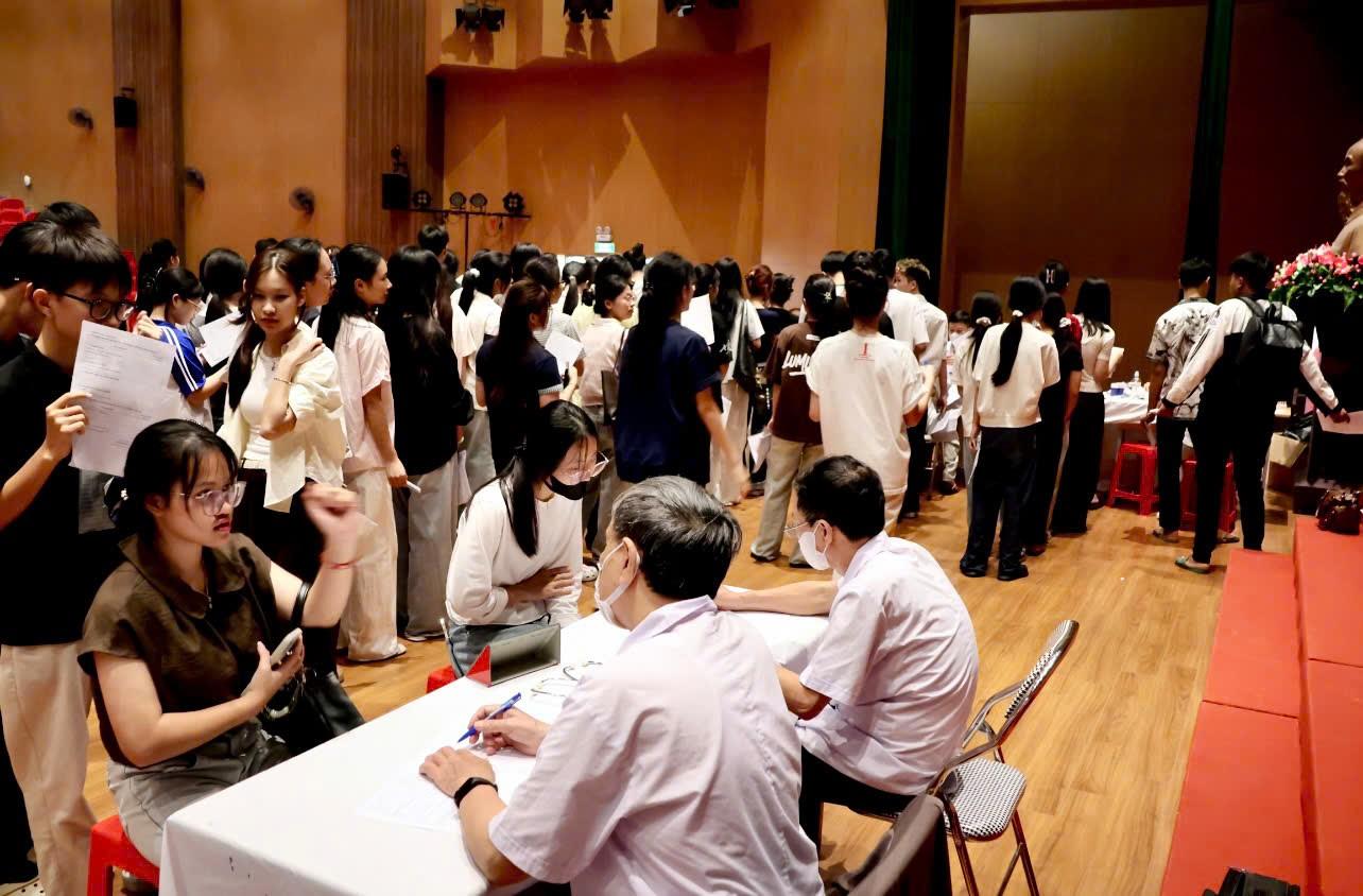 Trường Đại học Hoa Lư tổ chức khám sức khỏe cho tân sinh viên khóa D19