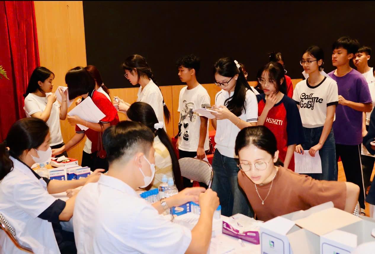 Trường Đại học Hoa Lư tổ chức khám sức khỏe cho tân sinh viên khóa D19