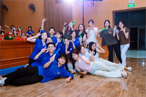 SINH VIÊN TÌNH NGUYỆN HỖ TRỢ CHƯƠNG TRÌNH CHÀO TÂN SINH VIÊN KHOÁ 19 VÀ HỌC SINH KHOÁ 7 TRƯỜNG PTTHSP TRÀNG AN