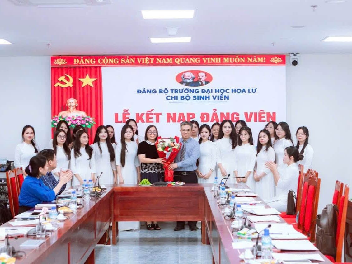 Chi bộ sinh viên Trường Đại học Hoa Lư tổ chức lễ kết nạp Đảng viên cho 38 quần chúng ưu tú