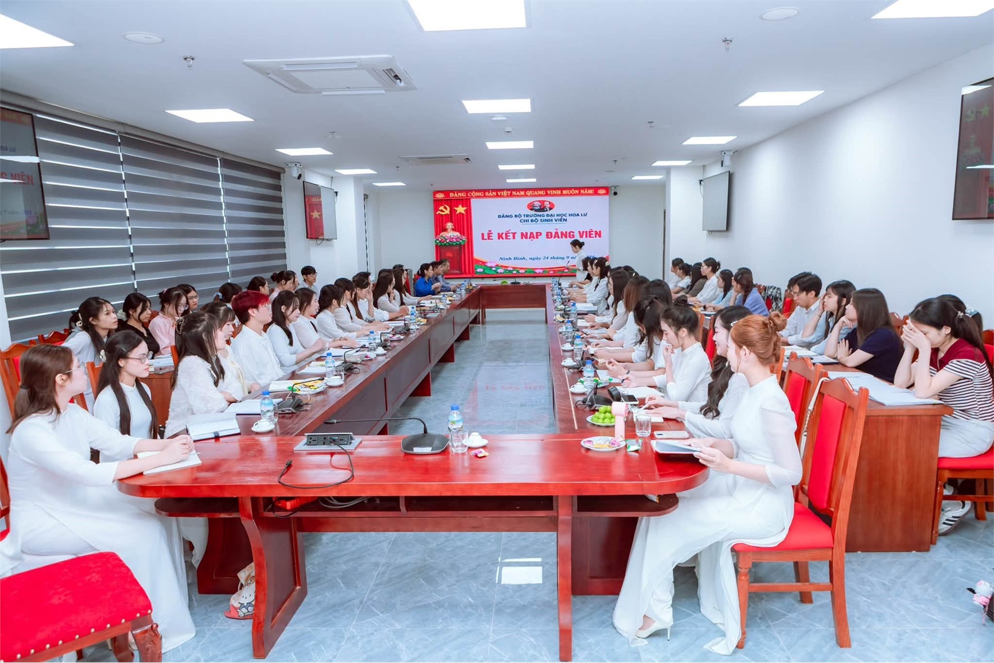 Chi bộ sinh viên Trường Đại học Hoa Lư tổ chức lễ kết nạp Đảng viên cho 38 quần chúng ưu tú