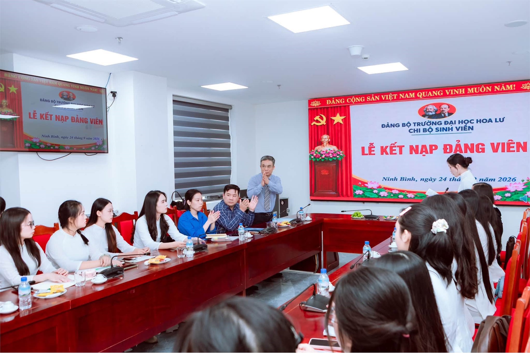 Chi bộ sinh viên Trường Đại học Hoa Lư tổ chức lễ kết nạp Đảng viên cho 38 quần chúng ưu tú
