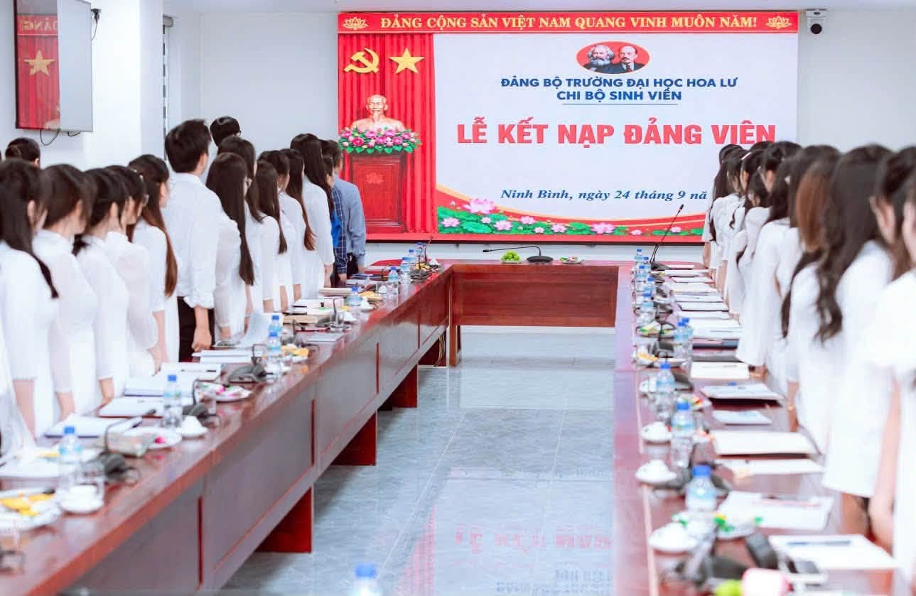 Chi bộ sinh viên Trường Đại học Hoa Lư tổ chức lễ kết nạp Đảng viên cho 38 quần chúng ưu tú