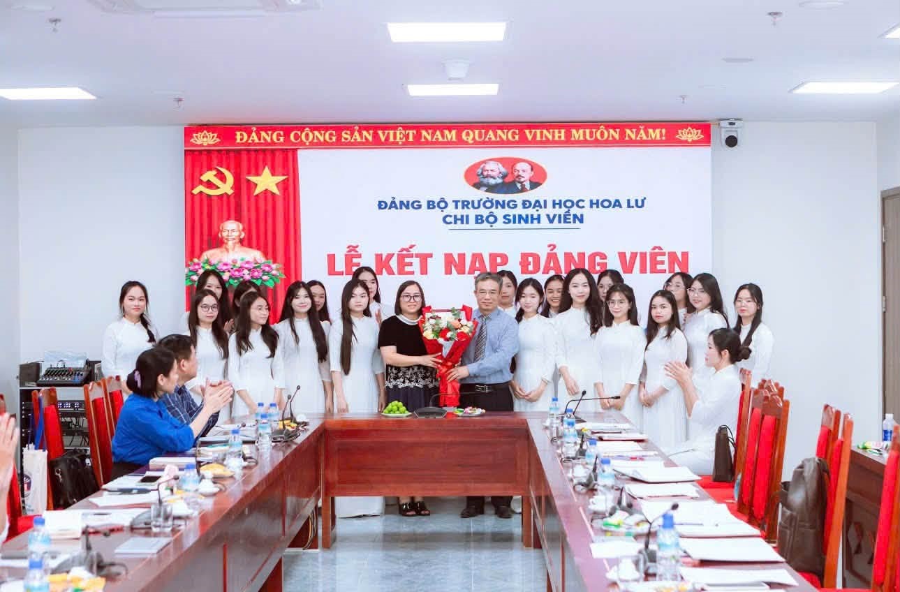 Chi bộ sinh viên Trường Đại học Hoa Lư tổ chức lễ kết nạp Đảng viên cho 38 quần chúng ưu tú