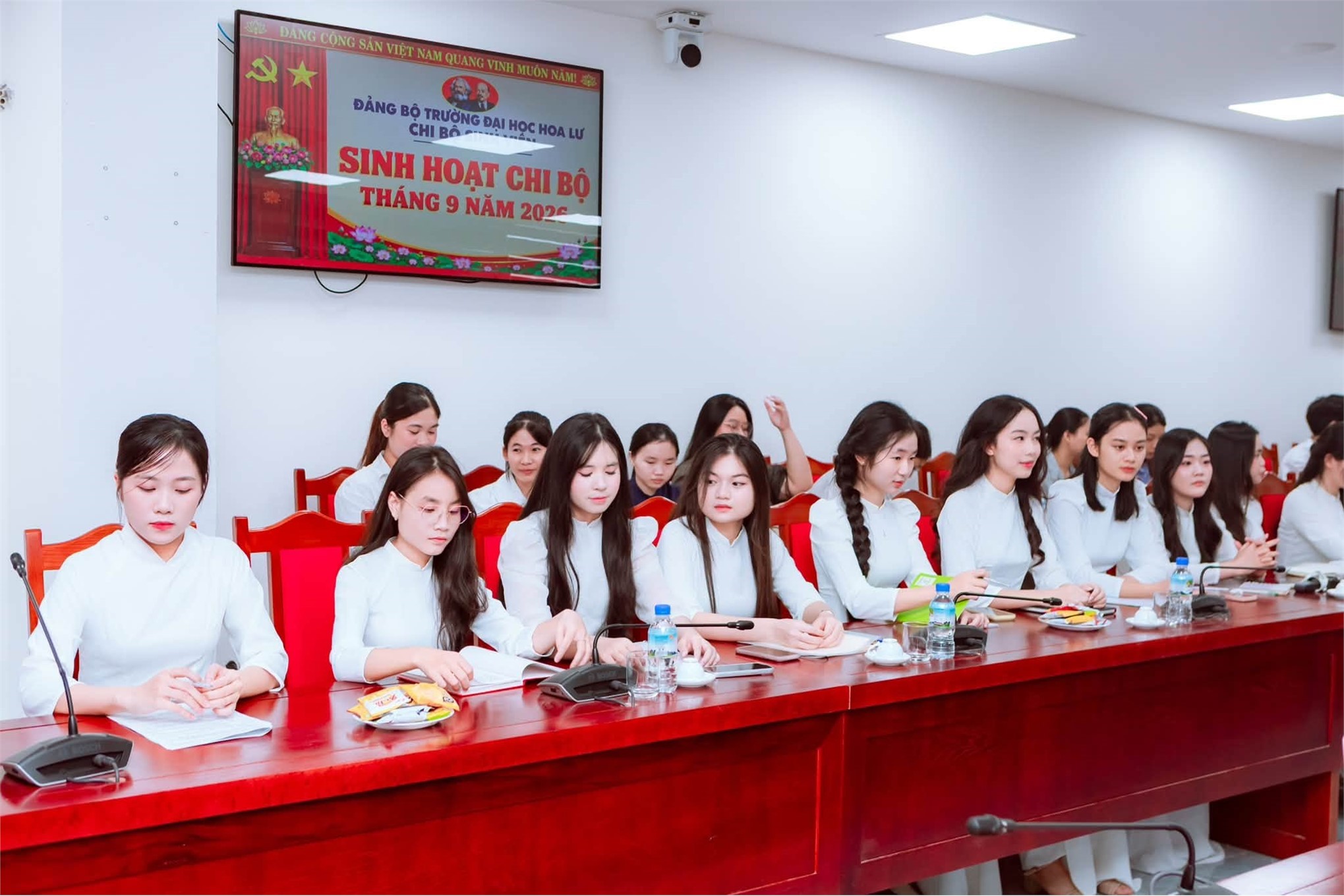 Chi bộ sinh viên Trường Đại học Hoa Lư tổ chức lễ kết nạp Đảng viên cho 38 quần chúng ưu tú