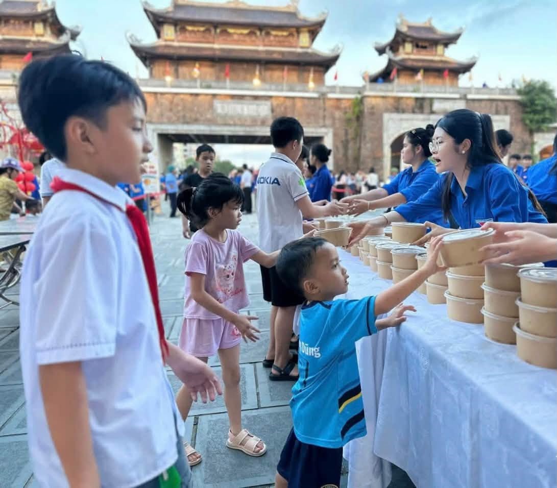 Sinh viên Trường Đại học Hoa Lư tham gia Chương trình “Trung thu – Không gian quảng bá văn hóa, sản phẩm OCOP và ẩm thực du lịch năm 2026”