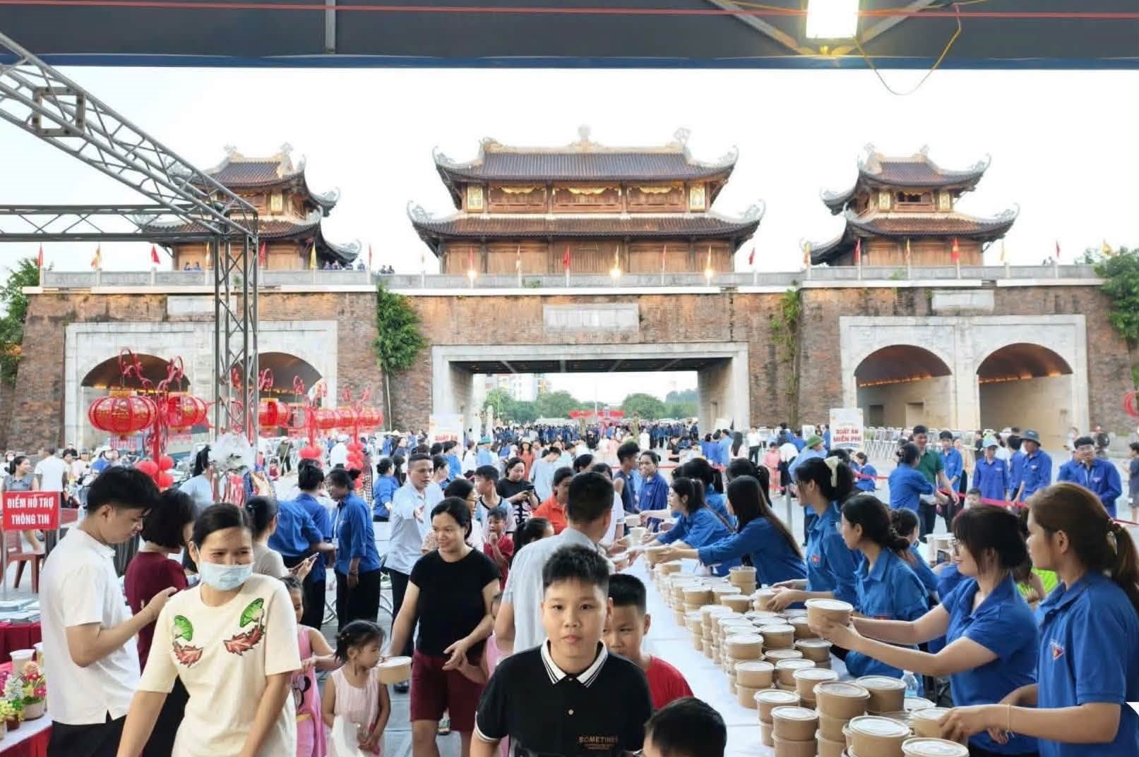 Sinh viên Trường Đại học Hoa Lư tham gia Chương trình “Trung thu – Không gian quảng bá văn hóa, sản phẩm OCOP và ẩm thực du lịch năm 2026”