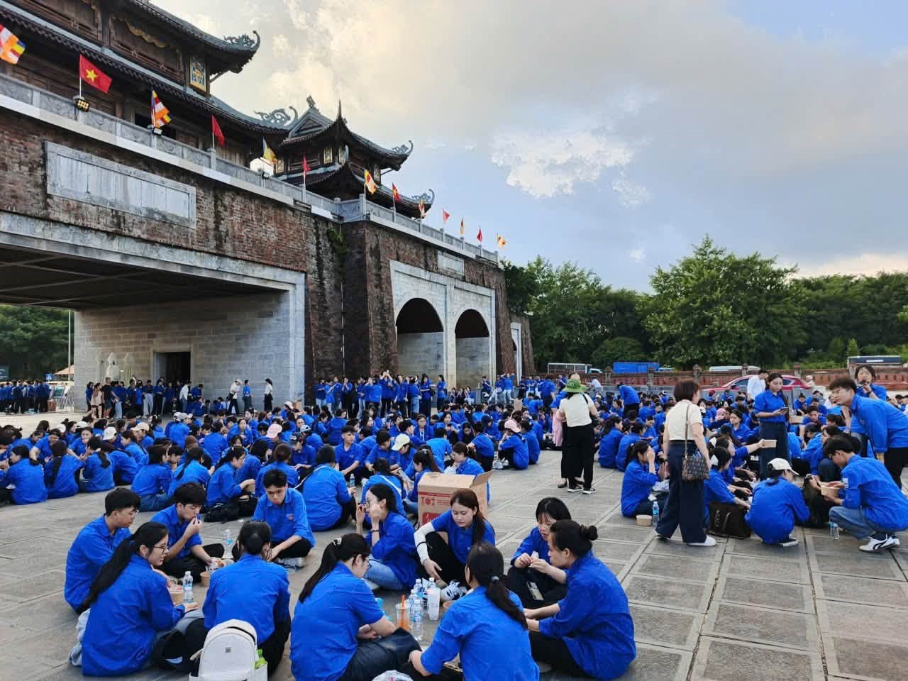 Sinh viên Trường Đại học Hoa Lư tham gia Chương trình “Trung thu – Không gian quảng bá văn hóa, sản phẩm OCOP và ẩm thực du lịch năm 2026”