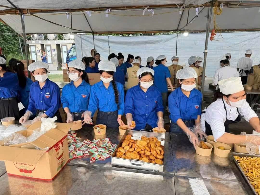 Sinh viên Trường Đại học Hoa Lư tham gia Chương trình “Trung thu – Không gian quảng bá văn hóa, sản phẩm OCOP và ẩm thực du lịch năm 2026”