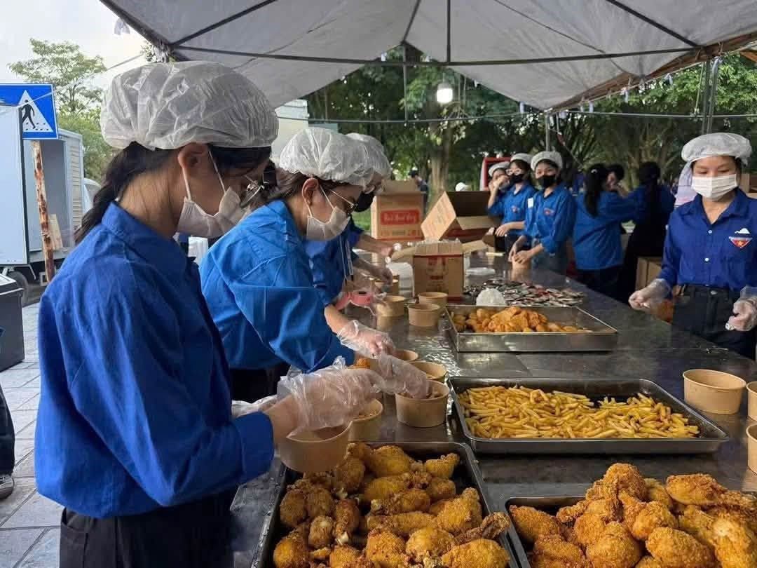 Sinh viên Trường Đại học Hoa Lư tham gia Chương trình “Trung thu – Không gian quảng bá văn hóa, sản phẩm OCOP và ẩm thực du lịch năm 2026”