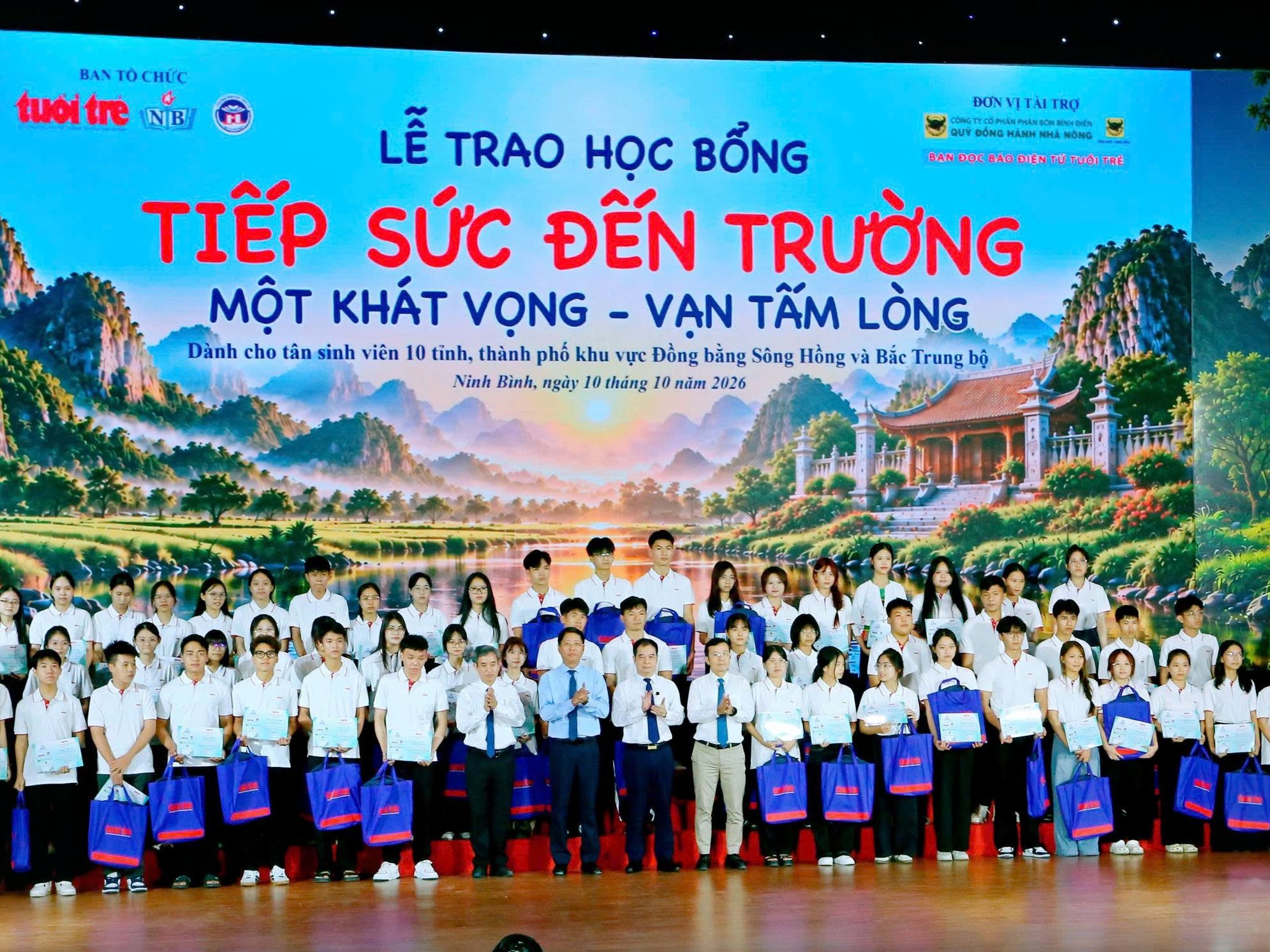Trường Đại học Hoa Lư đồng hành tổ chức Lễ trao học bổng “Tiếp sức đến trường” Một khát vọng, vạn tấm lòng cho 138 tân sinh viên năm 2026