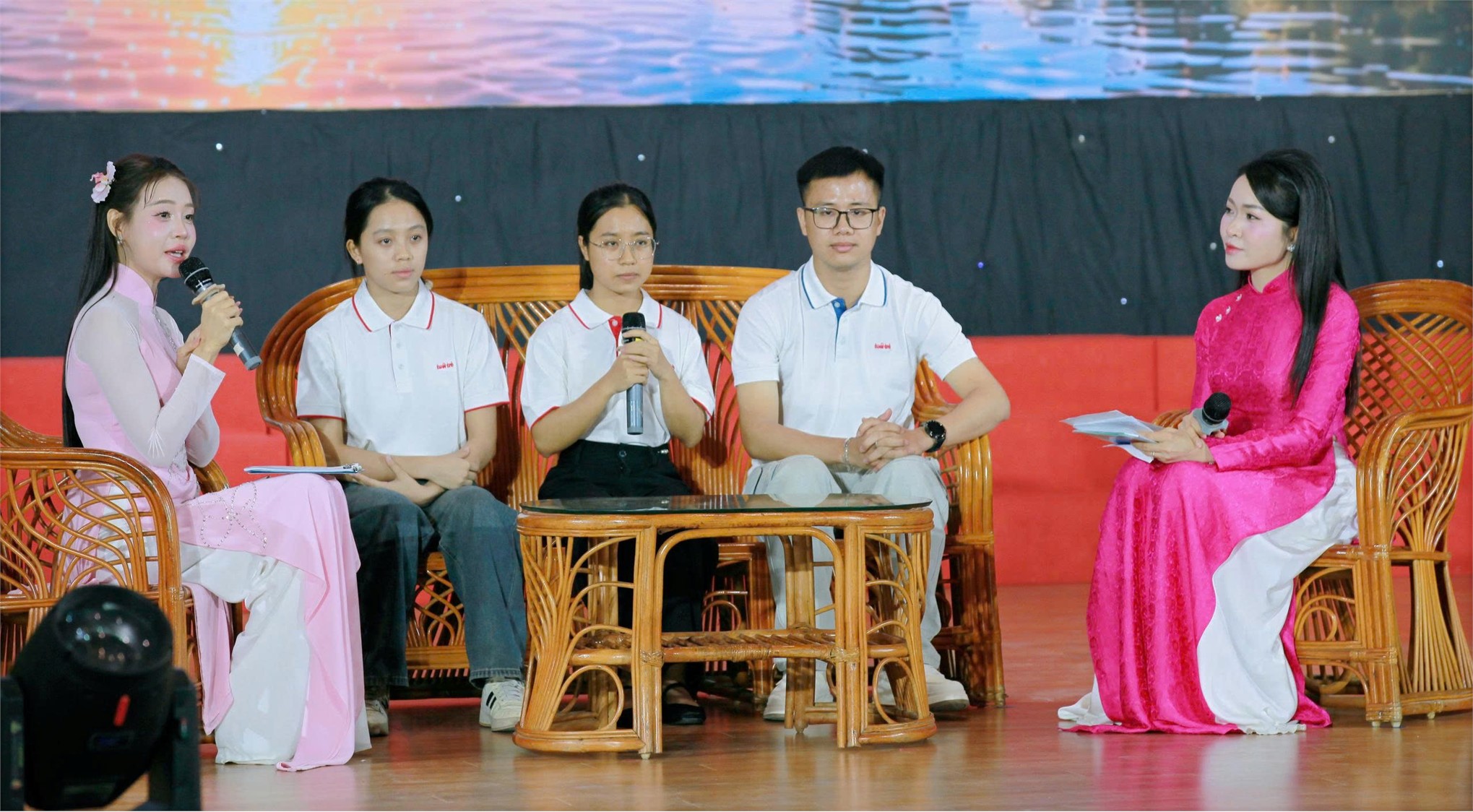 Trường Đại học Hoa Lư đồng hành tổ chức Lễ trao học bổng “Tiếp sức đến trường” Một khát vọng, vạn tấm lòng cho 138 tân sinh viên năm 2026