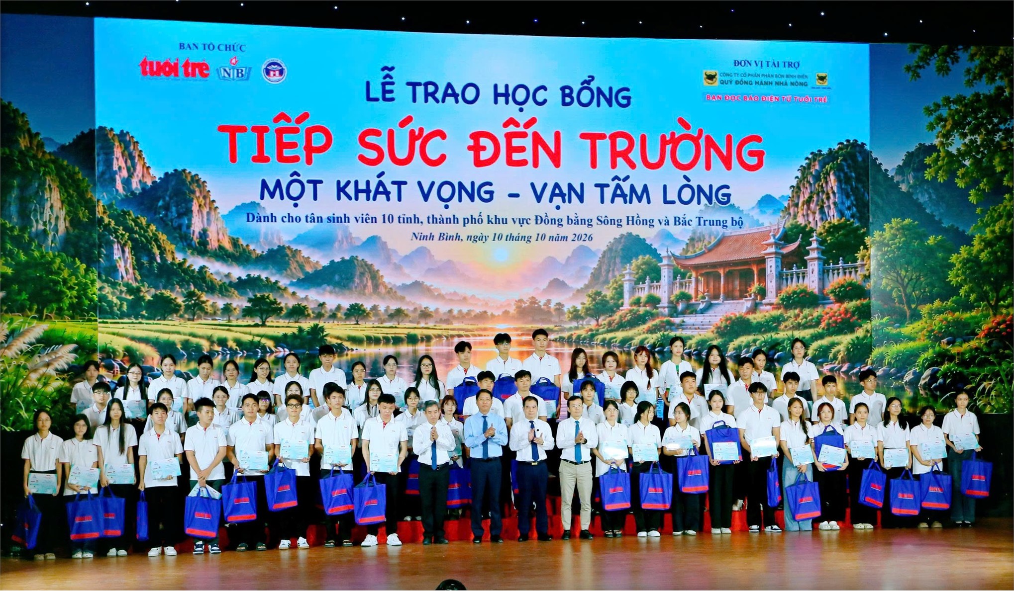 Trường Đại học Hoa Lư đồng hành tổ chức Lễ trao học bổng “Tiếp sức đến trường” Một khát vọng, vạn tấm lòng cho 138 tân sinh viên năm 2026