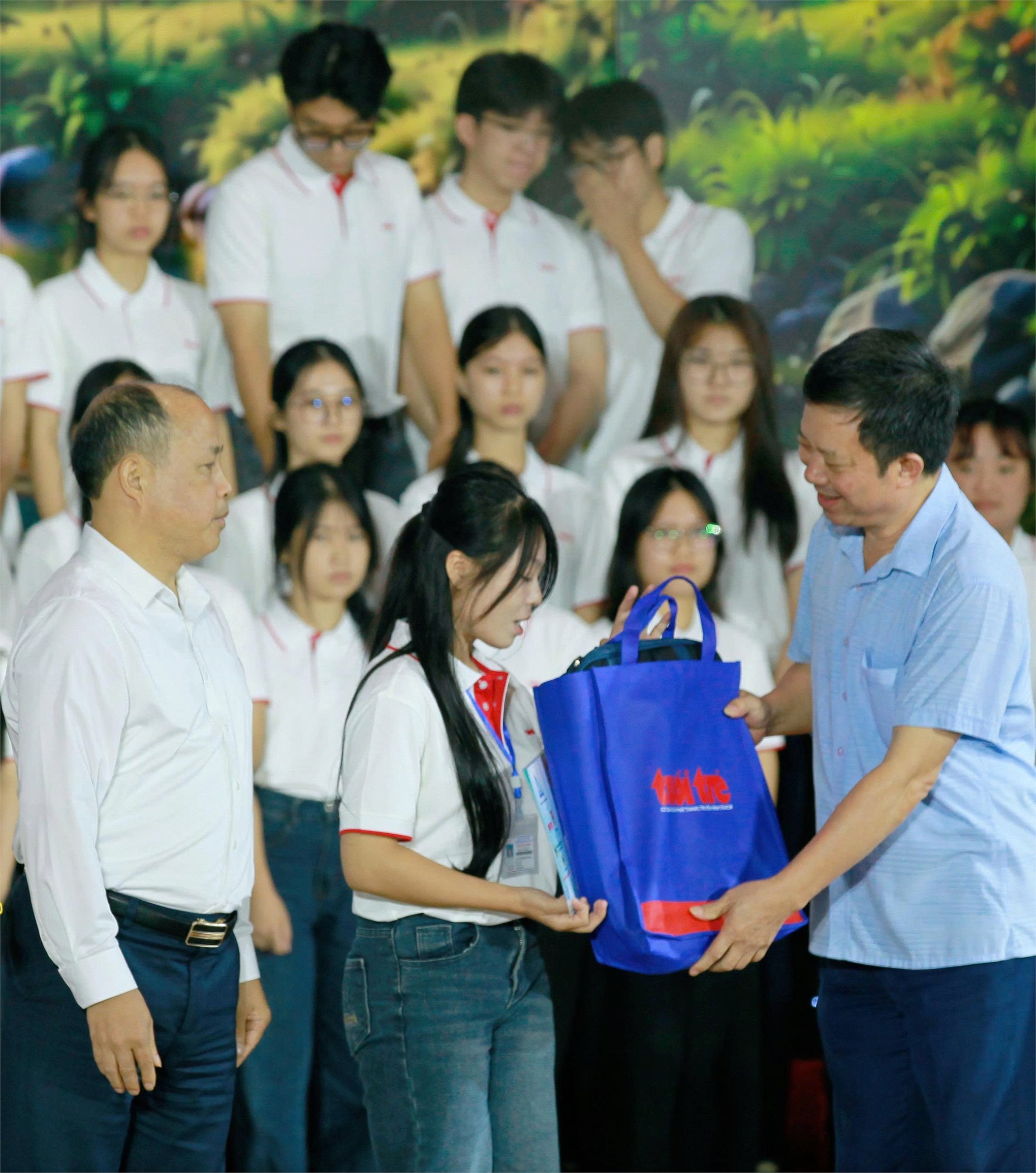 Trường Đại học Hoa Lư đồng hành tổ chức Lễ trao học bổng “Tiếp sức đến trường” Một khát vọng, vạn tấm lòng cho 138 tân sinh viên năm 2026