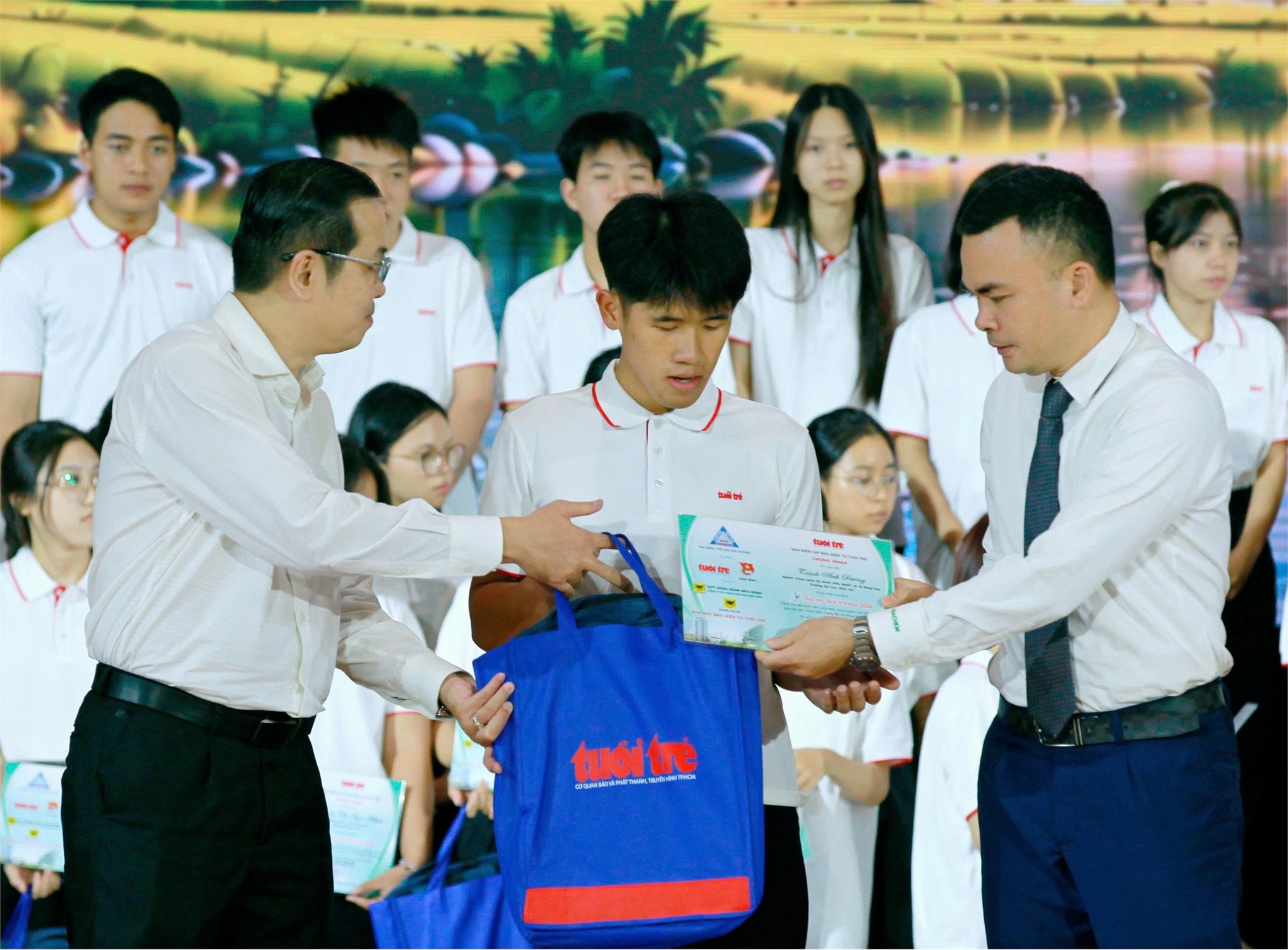 Trường Đại học Hoa Lư đồng hành tổ chức Lễ trao học bổng “Tiếp sức đến trường” Một khát vọng, vạn tấm lòng cho 138 tân sinh viên năm 2026