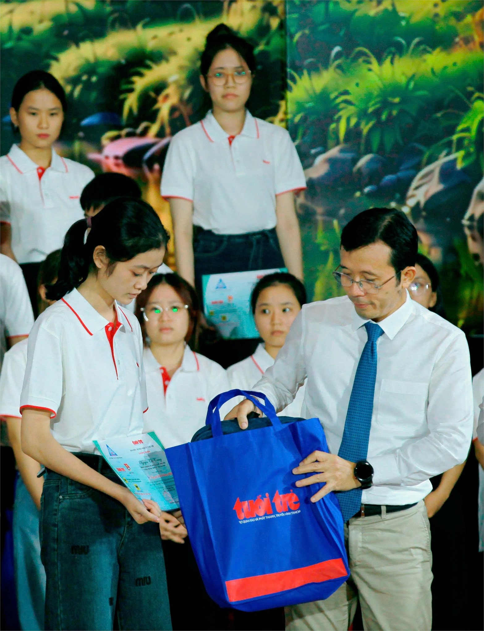 Trường Đại học Hoa Lư đồng hành tổ chức Lễ trao học bổng “Tiếp sức đến trường” Một khát vọng, vạn tấm lòng cho 138 tân sinh viên năm 2026