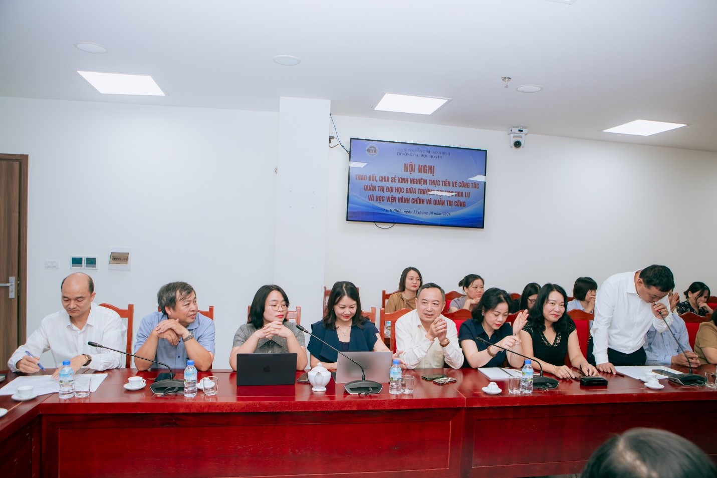 Trường Đại học Hoa Lư trao đổi, chia sẻ kinh nghiệm thực tiễn về công tác quản trị đại học với Học viện Hành chính và Quản trị công