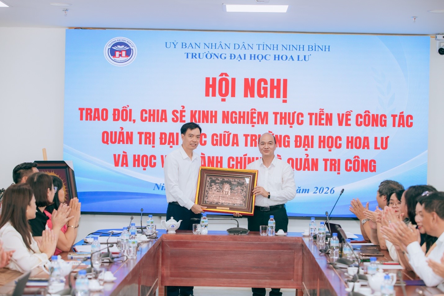 Trường Đại học Hoa Lư trao đổi, chia sẻ kinh nghiệm thực tiễn về công tác quản trị đại học với Học viện Hành chính và Quản trị công