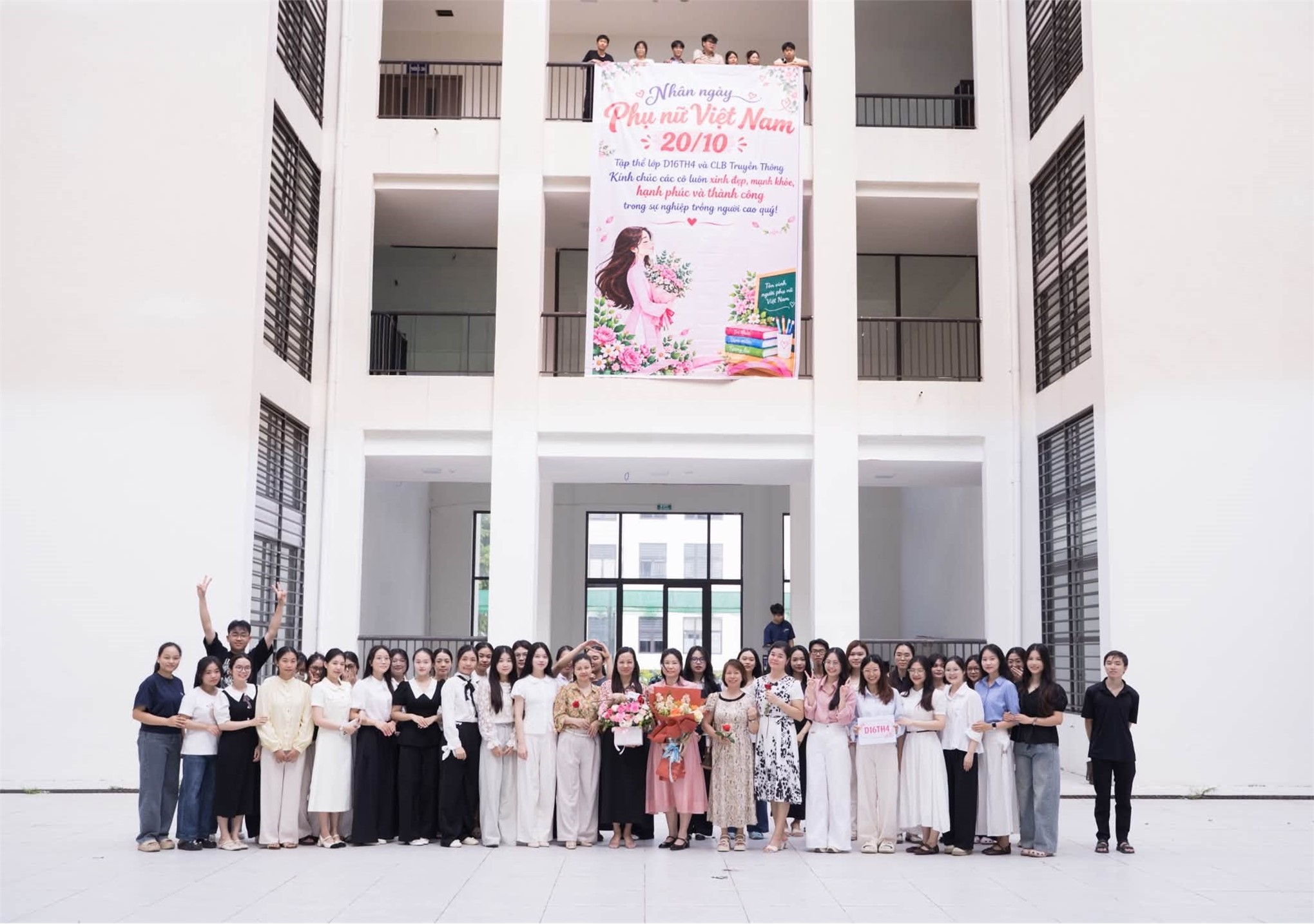 Câu lạc bộ truyền thông Trường Đại học Hoa Lư trao tặng những món quà tri ân nhân ngày Phụ nữ Việt Nam 20/10